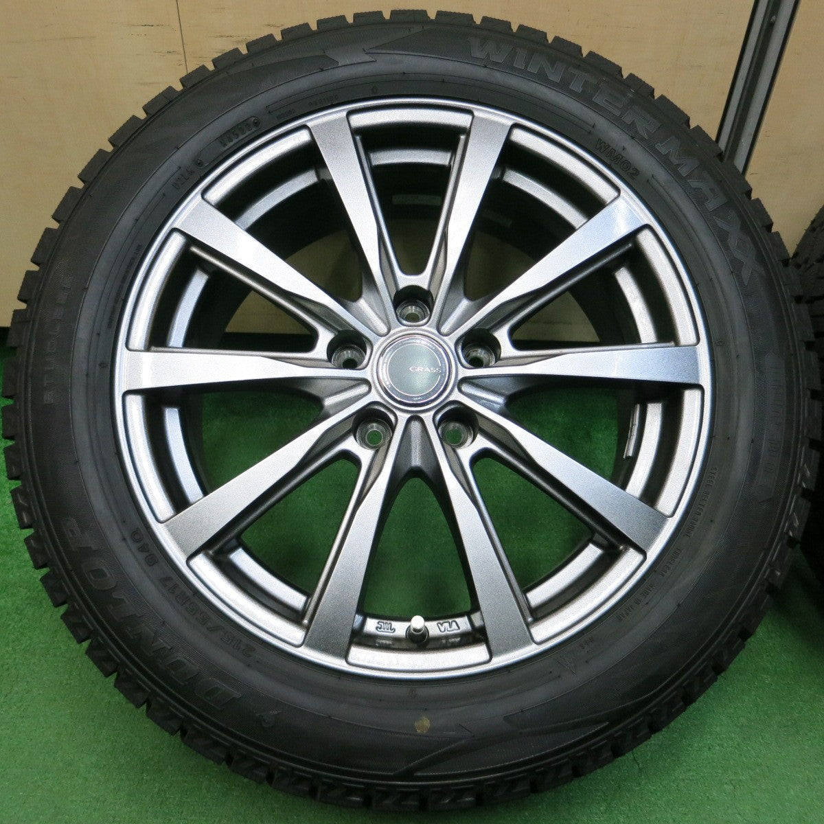 *送料無料*超バリ溝！22年！キレイ！ほぼ10分★スタッドレス 215/55R17 ダンロップ ウインターマックス WM02 GRASS グラス 17インチ PCD114.3/5H★4012908イス