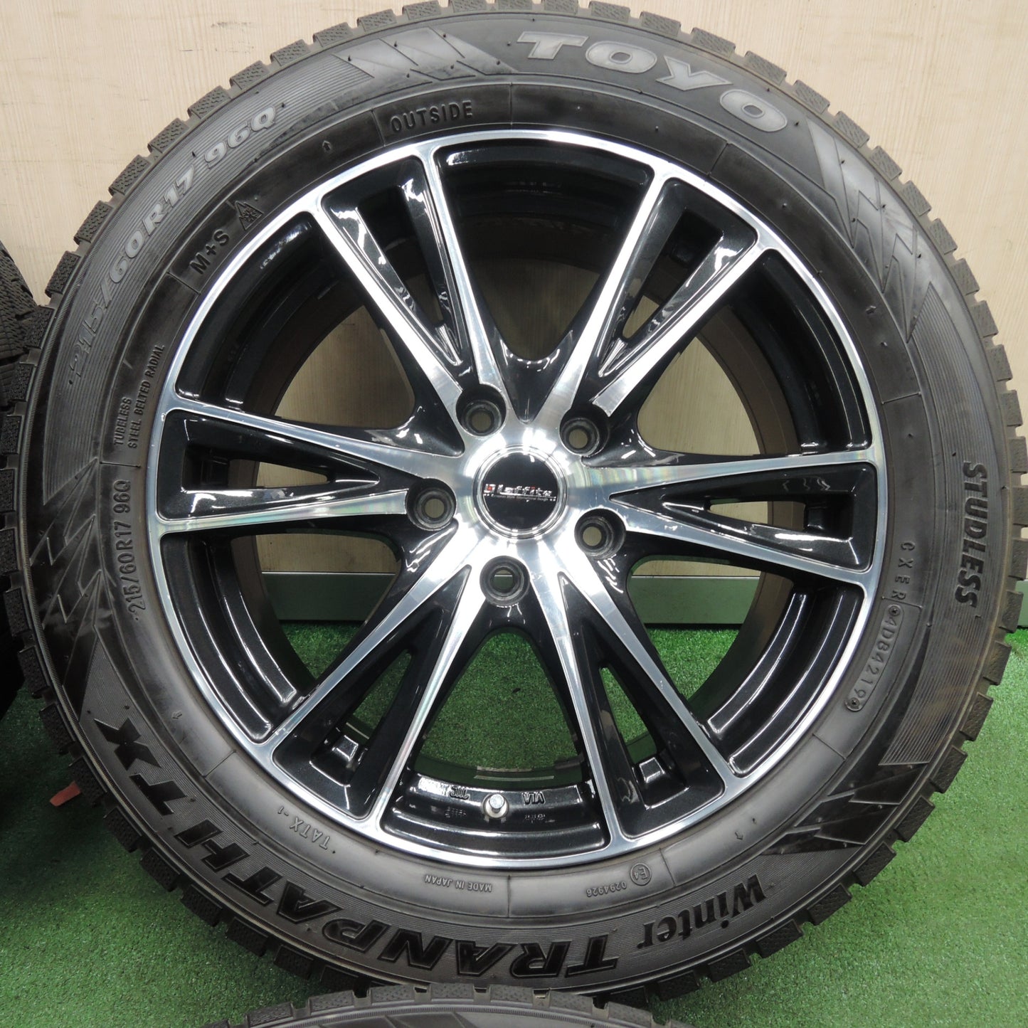 *送料無料* バリ溝！キレイ！9.5分★スタッドレス 215/60R17 トーヨー ウインター トランパス TX Laffite ラフィット 17インチ PCD114.3/5H★4030502TNス