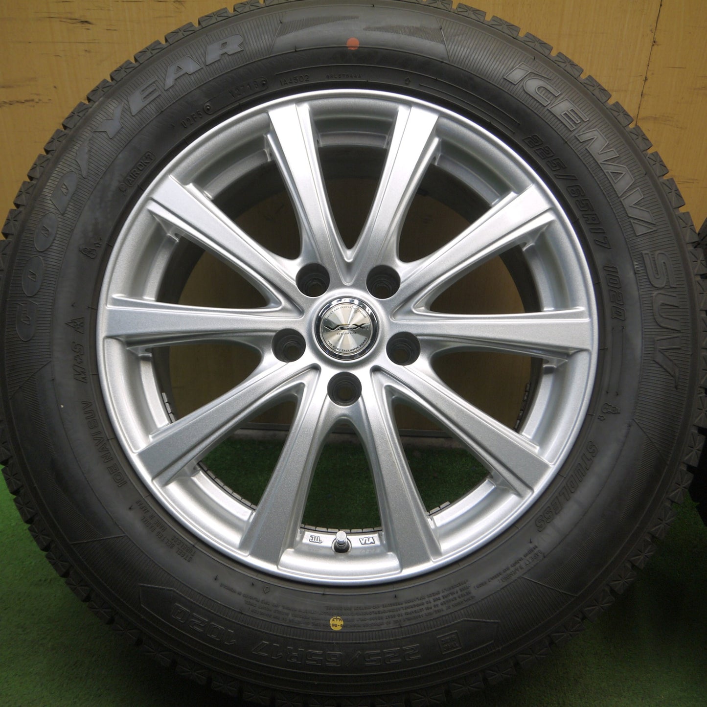 *送料無料* 超バリ溝！キレイ！ほぼ10分★スタッドレス 225/65R17 グッドイヤー アイスナビ SUV V.E.X. VEX 17インチ PCD114.3/5H★4022709Hス