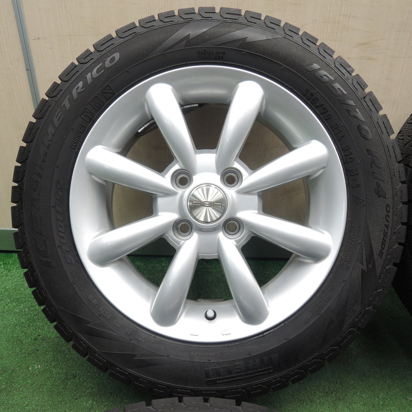 *送料無料* バリ溝！キレイ！8.5分★ワーゲン UP!等 AGA 165/70R14 スタッドレス ピレリ アイスアシンメトリコ 14インチ PCD100/4H★4021301TNス