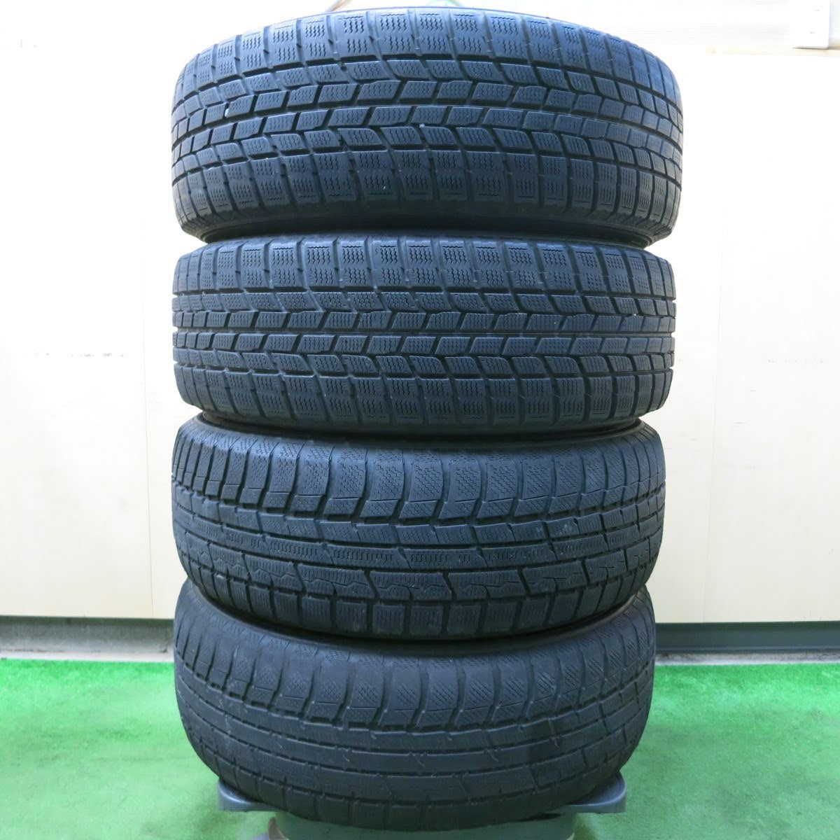 [送料無料]キレイ★トヨタ 80系 ノア ヴォクシー エスクァイア 純正 195/65R15 スタッドレス グッドイヤー アイスナビ6 15インチ PCD114.3/5H★3093003イス