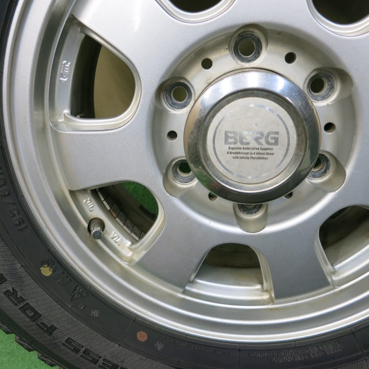 [送料無料]バリ溝！9.5分★ハイエース 等 BERG 195/80R15 107/105L スタッドレス ダンロップ ウインターマックス SV01 15インチ PCD139.7/6H★3080704イス