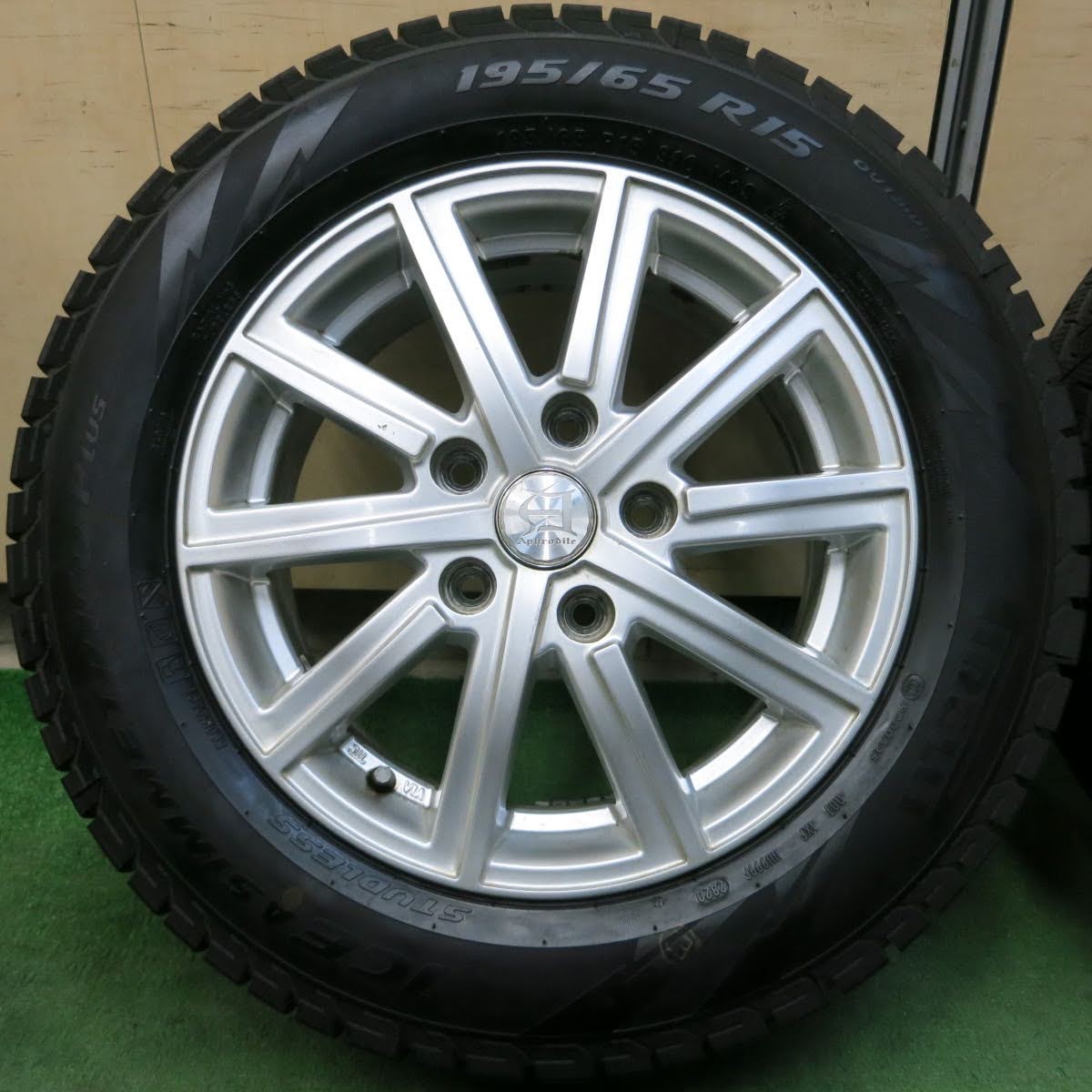 [送料無料]バリ溝！20年！9.5分★スタッドレス 195/65R15 ピレリ アイスアシンメトリコ プラス Aphrodite アフロディーテ 15インチ PCD114.3/5H★3100703イス