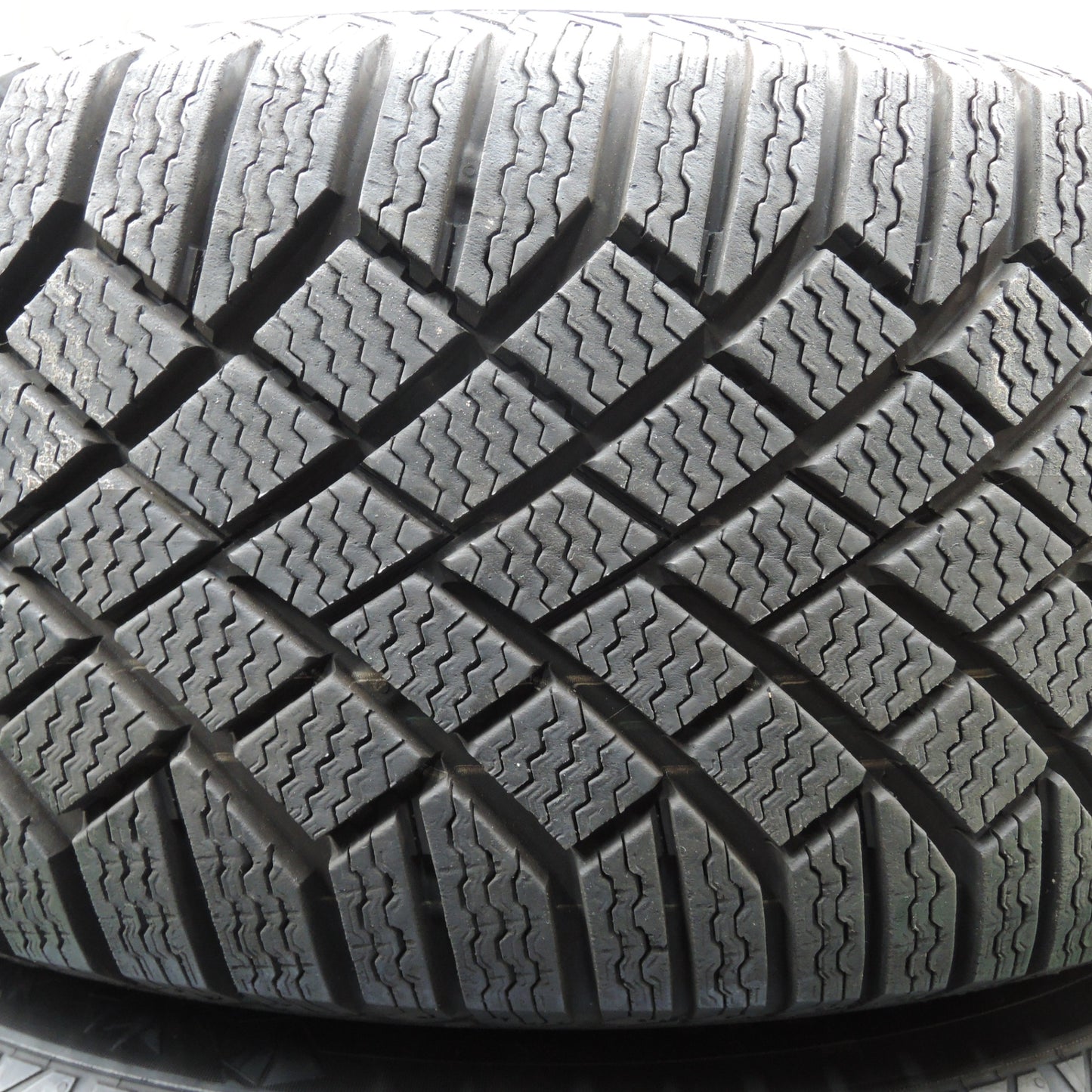 *送料無料* バリ溝！22年！キレイ！9.5分以上★ベンツ 等 EuroPremium 235/60R18 スタッドレス コンチネンタル バイキング コンタクト7 PCD112/5H★4022309NJス