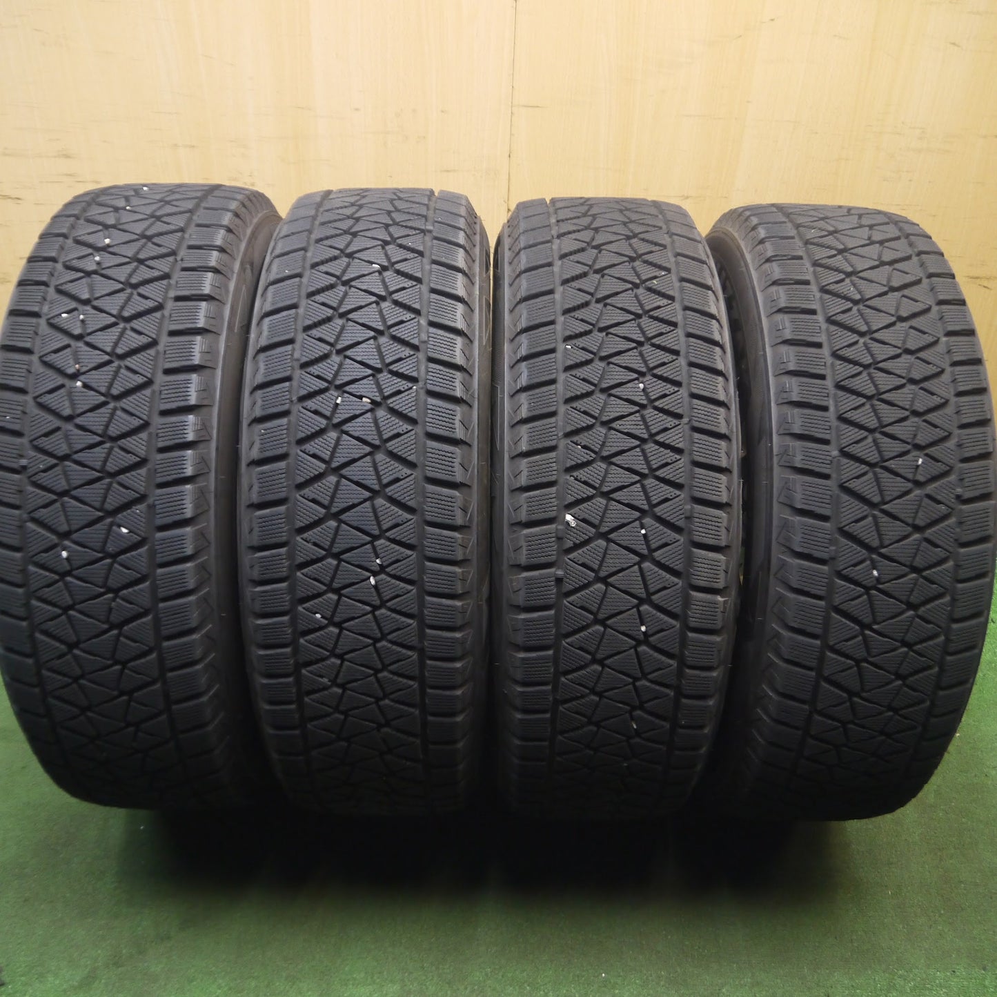 [送料無料]バリ溝！キレイ！8.5分★スタッドレス 235/65R18 ブリヂストン ブリザック DM-V2 ECO FORME エコフォルム 18インチ PCD114.3/5H★3100303Hス