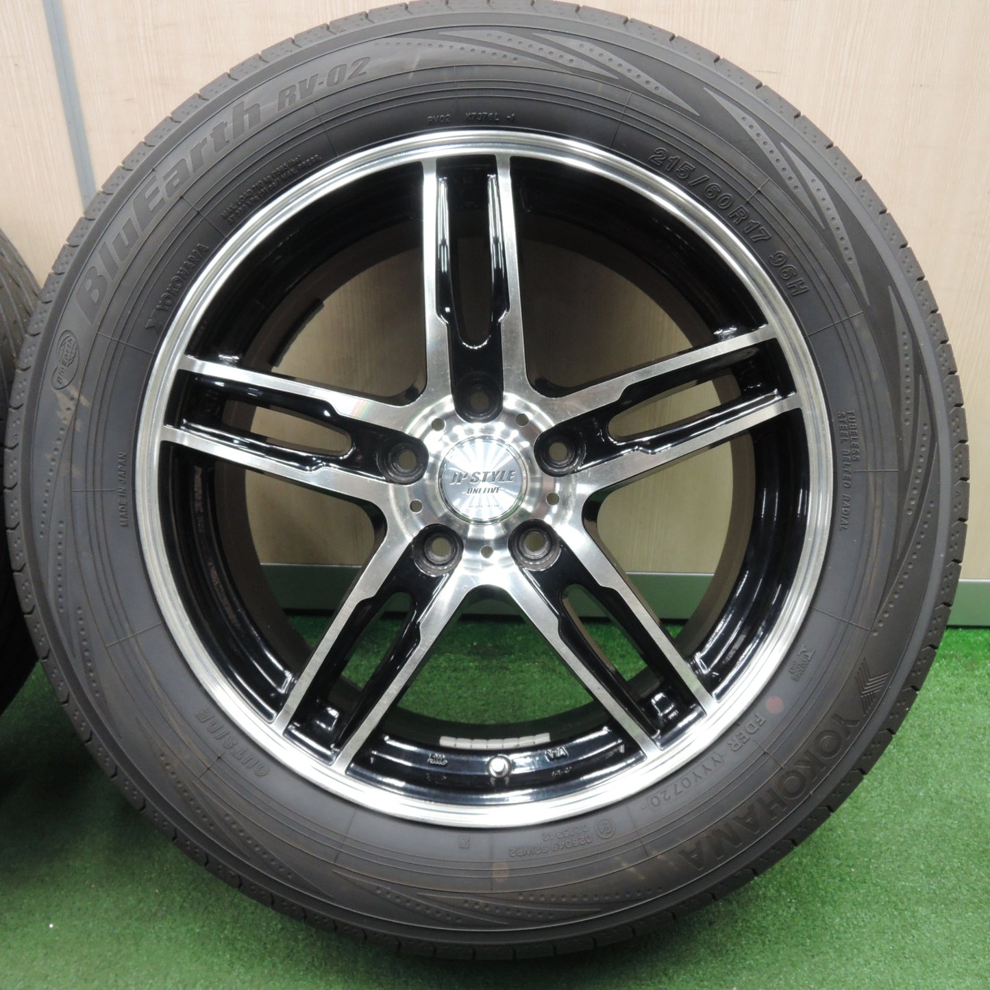 *送料無料* バリ溝！20年！キレイ！9.5分★215/60R17 ヨコハマ ブルーアース RV-02 JP STYLE UNI FIVE 17インチ PCD114.3/5H★4022311NJノ