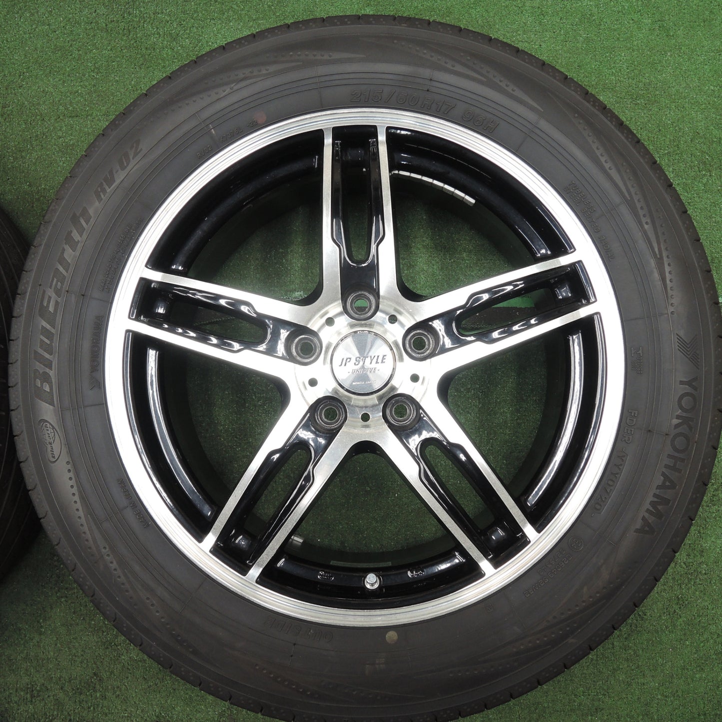 *送料無料* バリ溝！20年！キレイ！9.5分★215/60R17 ヨコハマ ブルーアース RV-02 JP STYLE UNI FIVE 17インチ PCD114.3/5H★4022311NJノ