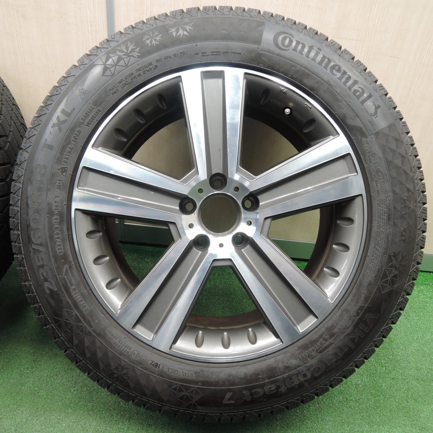 *送料無料* バリ溝！22年！キレイ！9.5分以上★ベンツ 等 EuroPremium 235/60R18 スタッドレス コンチネンタル バイキング コンタクト7 PCD112/5H★4022309NJス