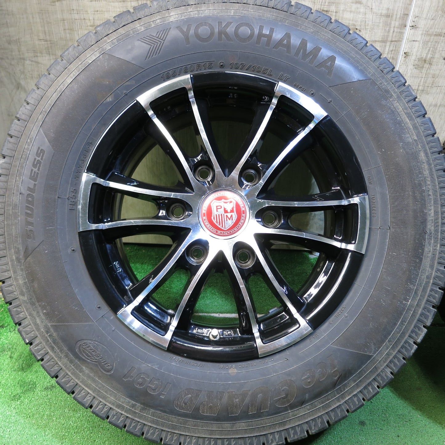 [送料無料]バリ溝！19年！キレイ！9.5分★ハイエース 等 PERFORMANCE WHEELS 195/80R15 スタッドレス ヨコハマ アイスガード iG91 PCD139.7/6H★3060610Hス