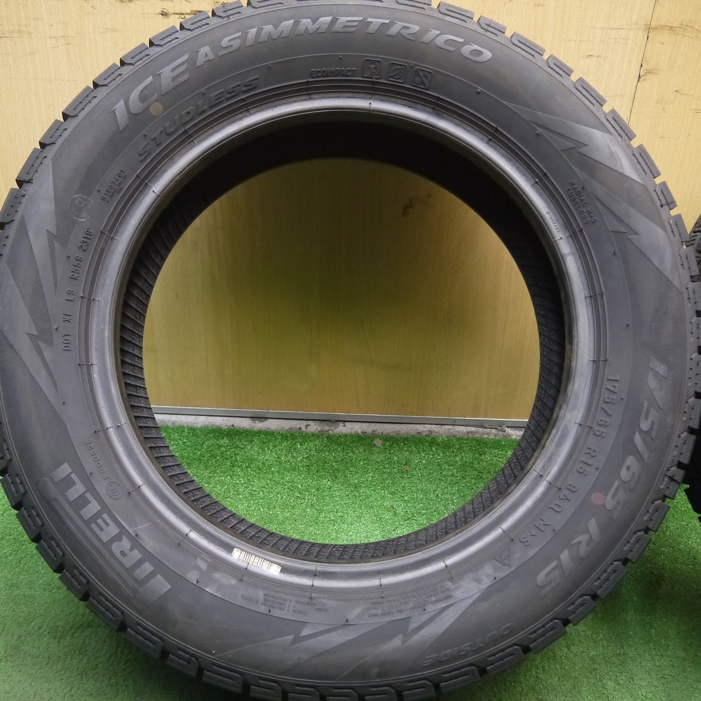 [送料無料]バリ溝！19年！9.5分以上★スタッドレス 175/65R15 ピレリ アイスアシンメトリコ タイヤ アクア ヴィッツ 等★3083006Hスタ