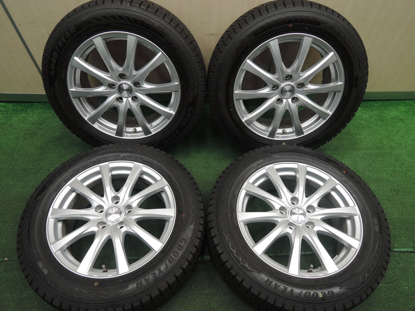 *送料無料*バリ溝！22年！キレイ！ほぼ10分★スタッドレス 215/60R17 グッドイヤー アイスナビ8 ravrion RS01 ラブリオン 17インチ PCD114.3/5H★3111111HAス