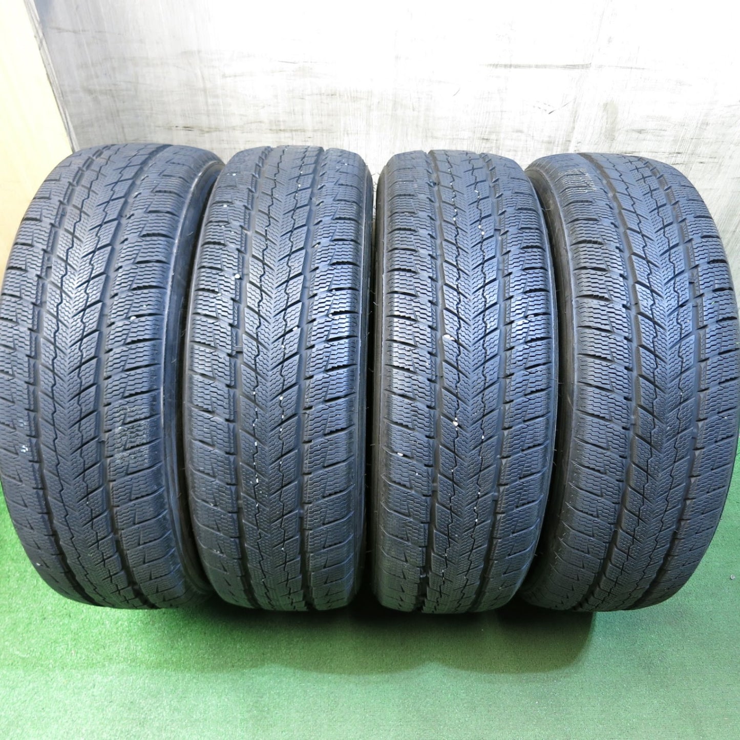 [送料無料]バリ溝！20年！9.5分★スタッドレス 225/65R17 ダヴァンティ WINTOURA SUV タイヤ 17インチ フォレスター XV 等★3032811Hスタ