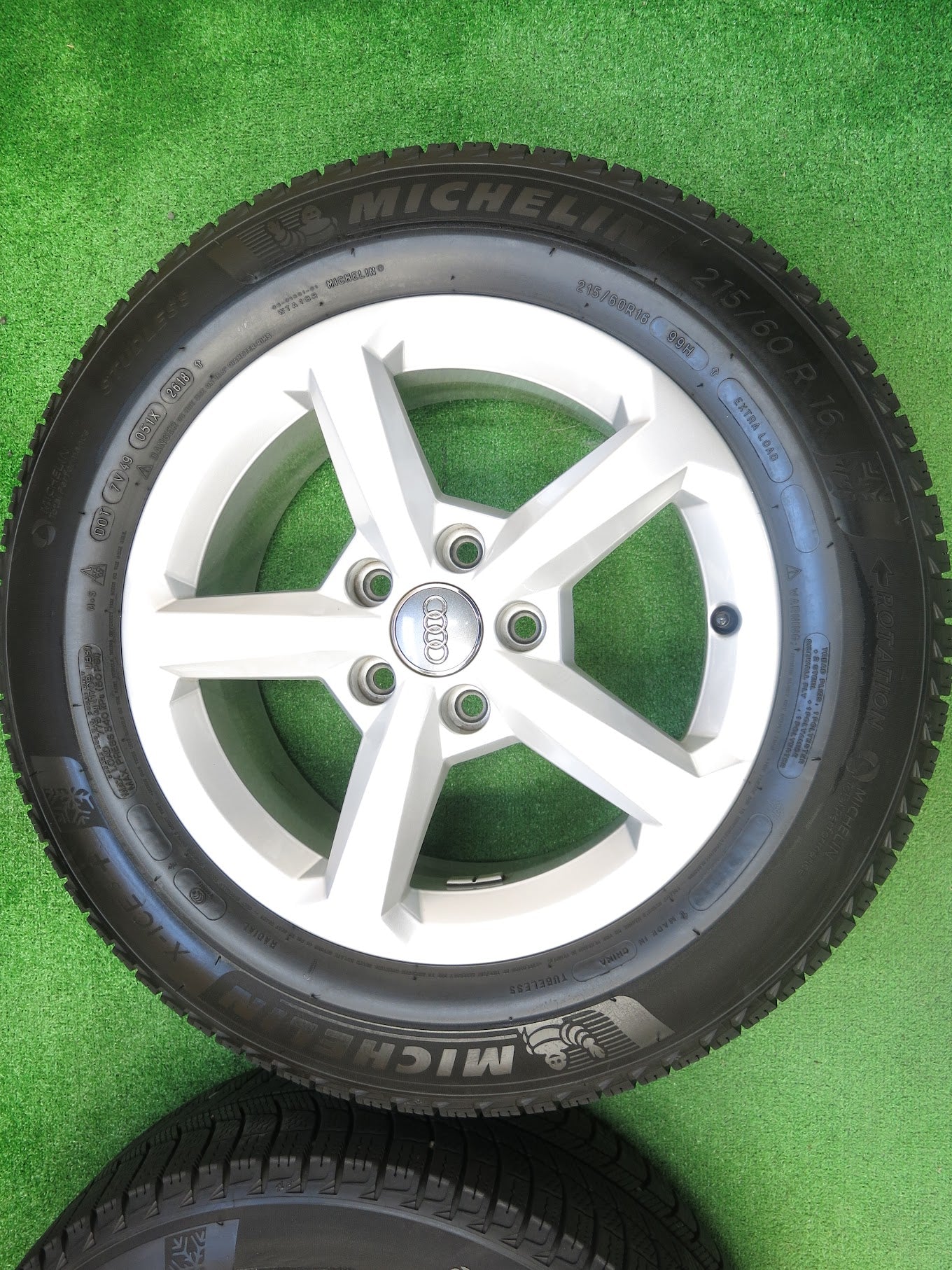 [送料無料]美品！18年★アウディ Q2 純正 215/60R16 スタッドレス ミシュラン X-ICE3+ 16インチ PCD112/5H★2110802ヒス