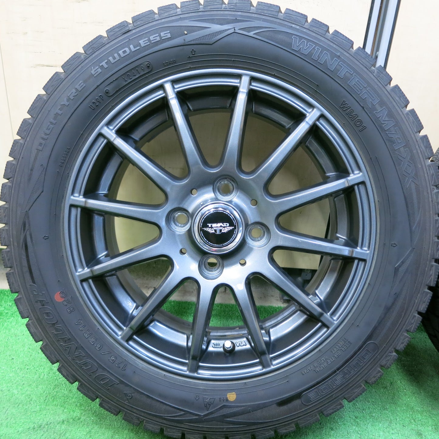 [送料無料]超バリ溝！19年！キレイ！9.5分以上★スタッドレス 175/65R14 ダンロップ ウインターマックス WM01 TEAD テッド 14インチ PCD100/4H★3072903ヒス