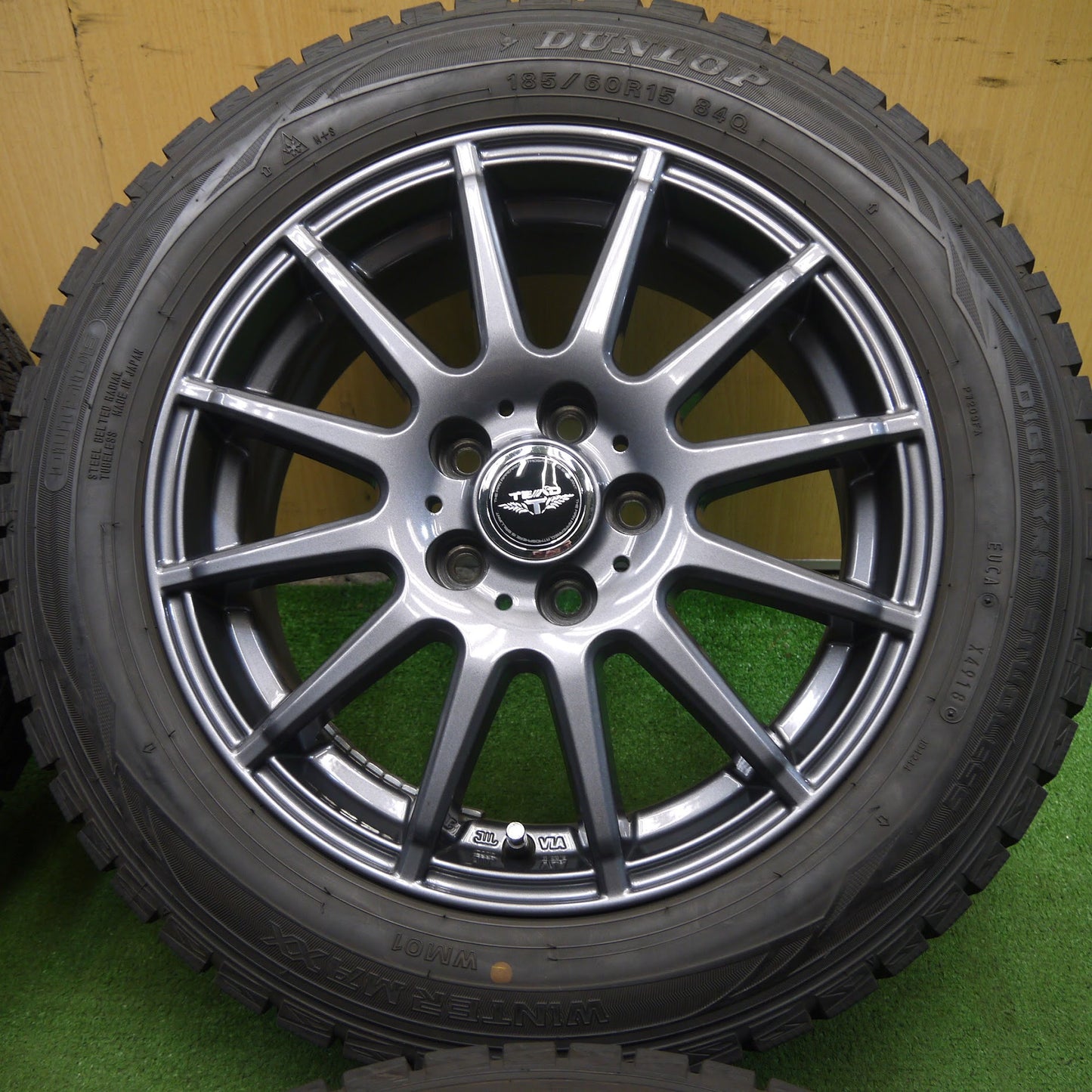 [送料無料]バリ溝！キレイ！9.5分以上★スタッドレス 185/60R15 ダンロップ ウインターマックス WM01 TEAD テッド 15インチ PCD100/5H★3070803KAス