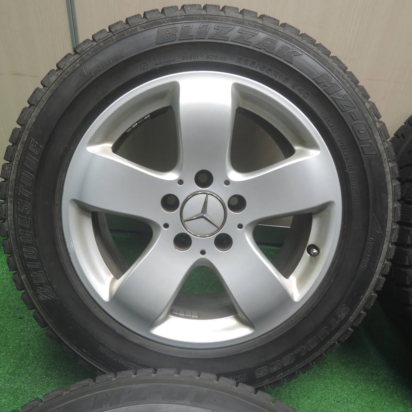 [送料無料]バリ溝！9分★ベンツ Eクラス W211 純正 225/55R16 スタッドレス ブリヂストン ブリザック MZ-01 16インチ PCD112/5H★3090604SYス