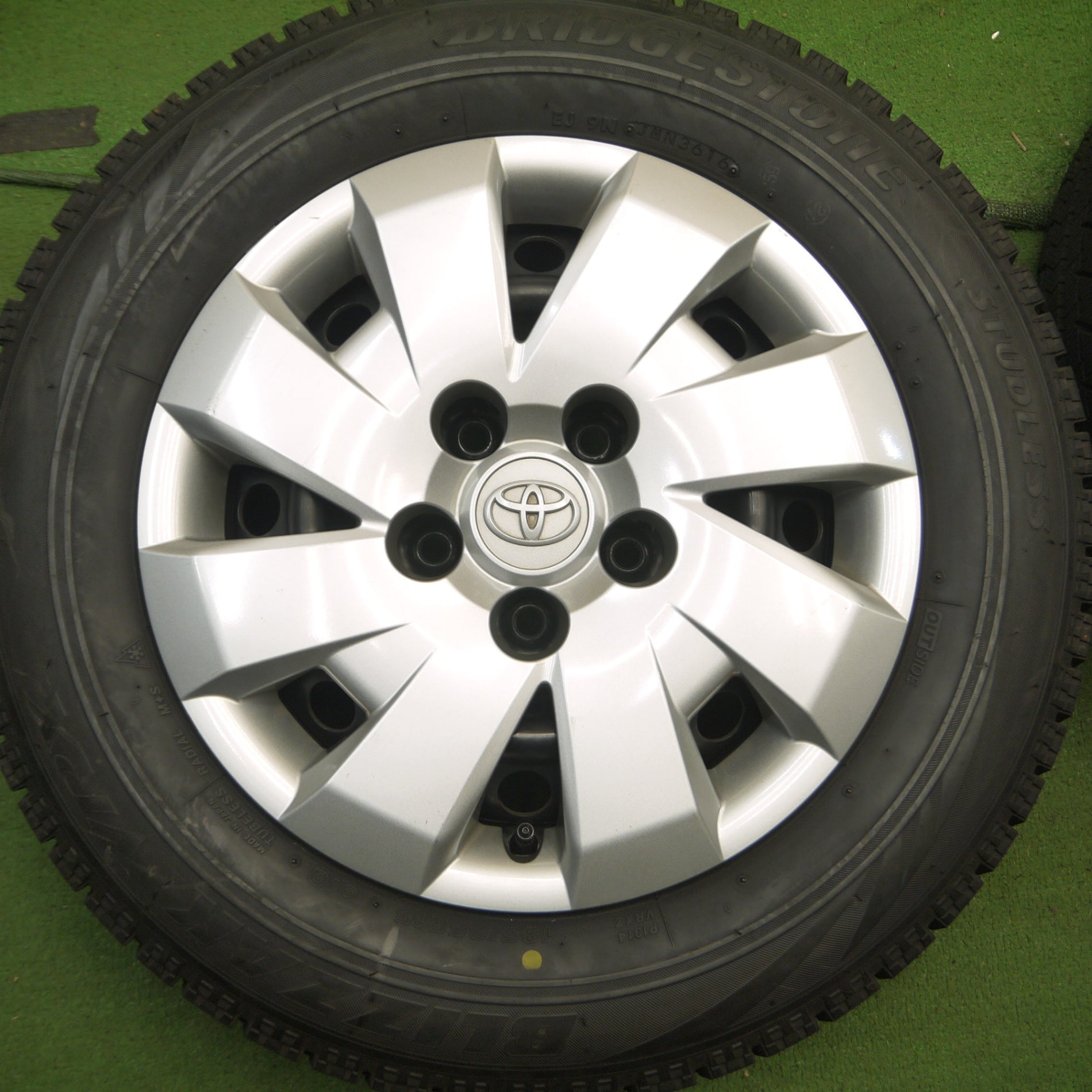 *送料無料* バリ溝！キレイ！ほぼ10分★トヨタ カローラ ルミオン 純正 スチール 195/65R15 スタッドレス ブリヂストン ブリザック  VRX PCD114.3/5H★4022106Hス