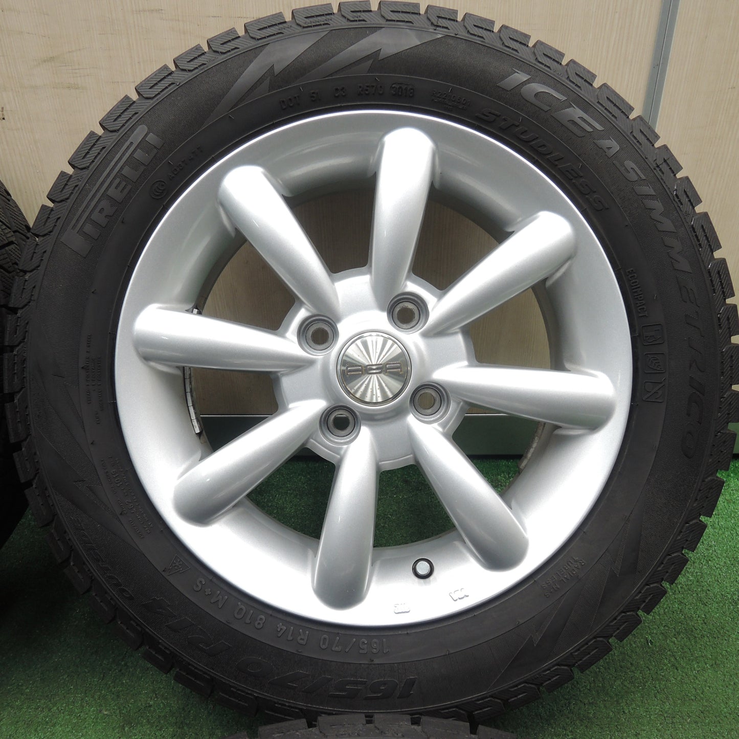 *送料無料* バリ溝！キレイ！8.5分★ワーゲン UP!等 AGA 165/70R14 スタッドレス ピレリ アイスアシンメトリコ 14インチ PCD100/4H★4021301TNス