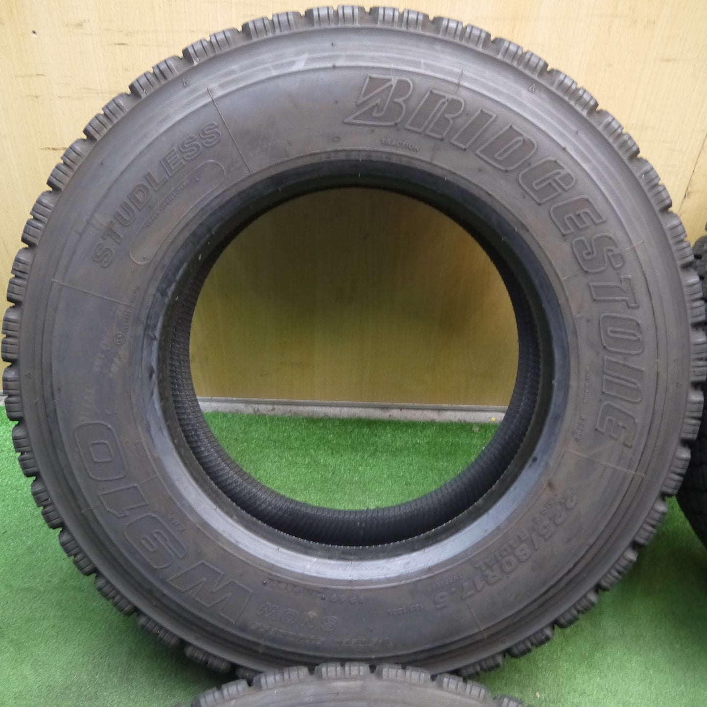 [送料無料]バリ溝！22年！9分★トラック タイヤ 225/80R17.5 123/122L スタッドレス ブリヂストン W910 17.5インチ★3052701クスタ