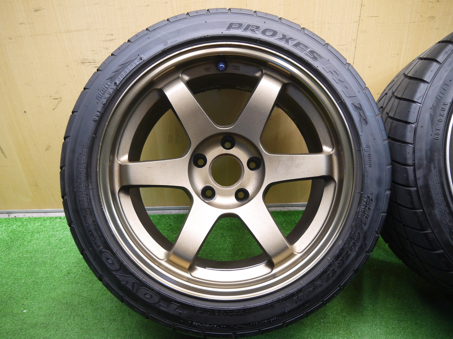 [送料無料]キレイ！19年★255/40R17 RAYS VR TE37 トーヨー プロクセス R1R レイズ ボルクレーシング 17インチ PCD114.3/5H★2091701クノ