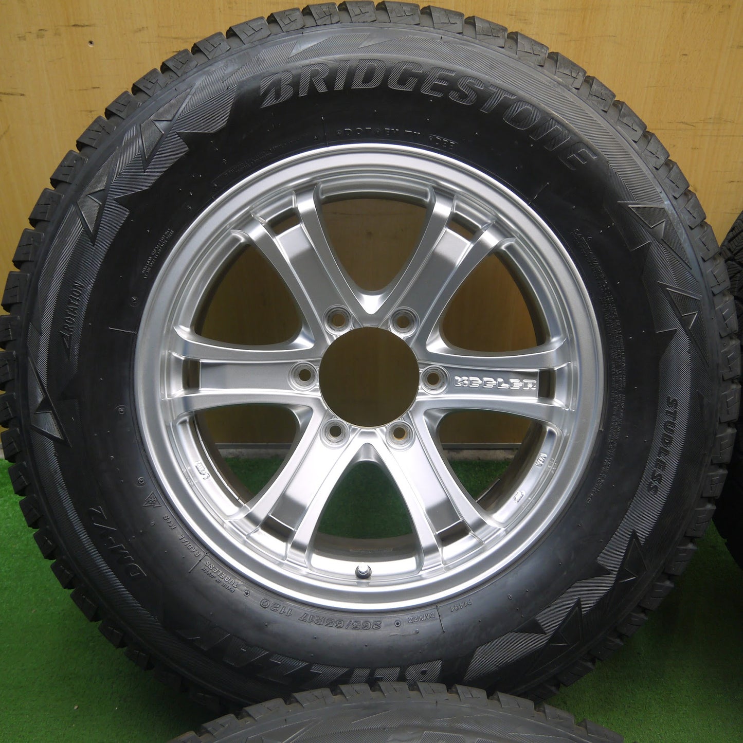 [送料無料]バリ溝！キレイ！9.5分★KEELER weds スタッドレス 265/65R17 ブリヂストン ブリザック DM-V2 キーラー 17インチ PCD139.7/6H★3070402クス