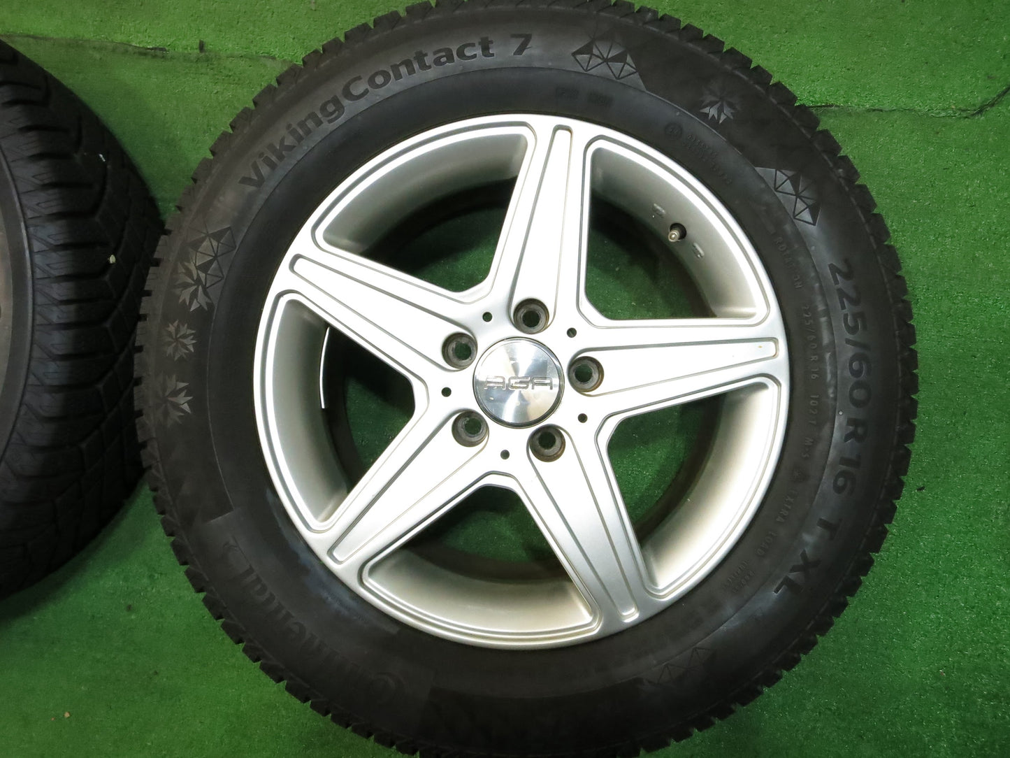 [送料無料]バリ溝！18年！9.5分以上★ベンツ ワーゲン 等 AGA 225/60R16 スタッドレス コンチネンタル バイキング コンタクト7 16インチ PCD112/5H★2120607Hス