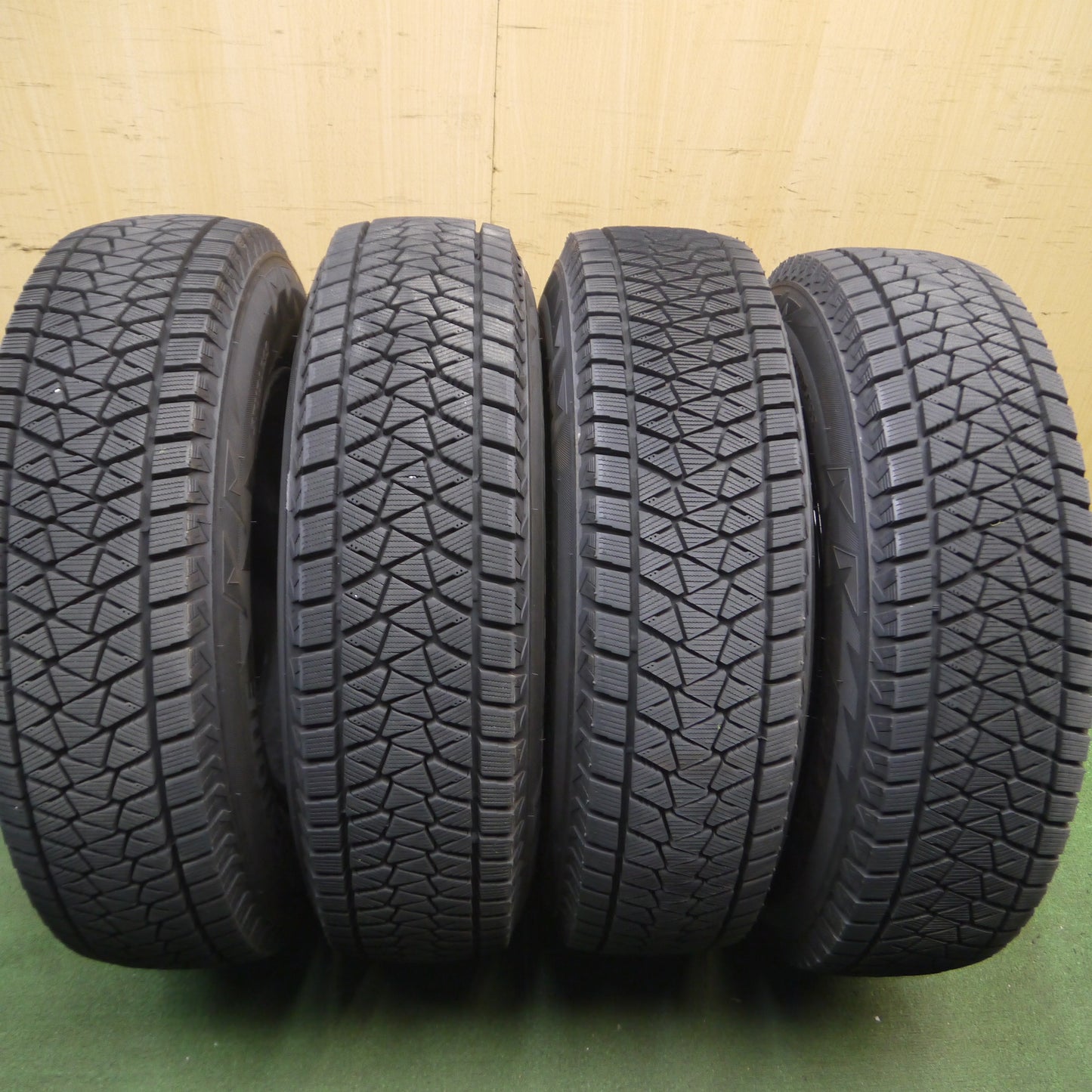 *送料無料*バリ溝！22年！キレイ！9.5分以上★ジムニーシエラ 等 KEELER 195/80R15 スタッドレス ブリヂストン ブリザック DM-V2 PCD139.7/5H★3102710Hス