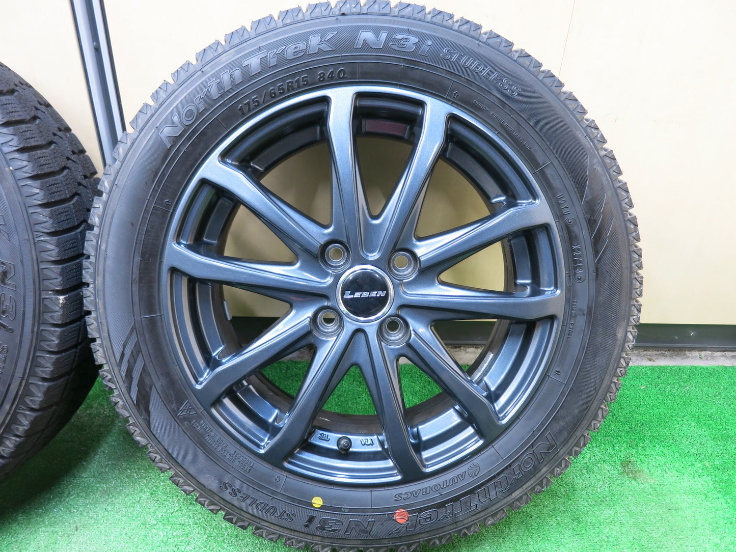 [送料無料]超バリ溝！キレイ！ほぼ10分★スタッドレス 175/65R15 オートバックス ノーストレック N3i LEBEN レーベン 15インチ PCD100/4H★3031107ヒス