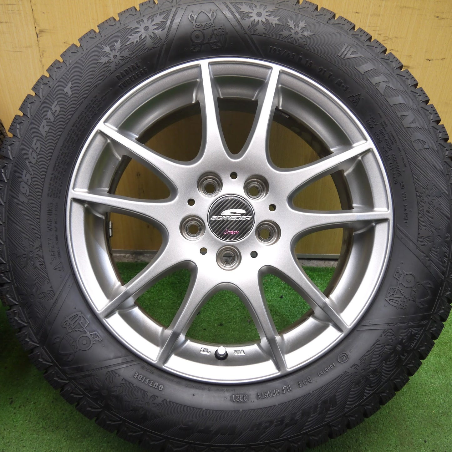 [送料無料]バリ溝！21年！綺麗！ほぼ10分★プリウス等 195/65R15 スタッドレス バイキング WINTECH WT6 SCHNEIDER シュナイダー 15インチ PCD100/5H★3070708Hス