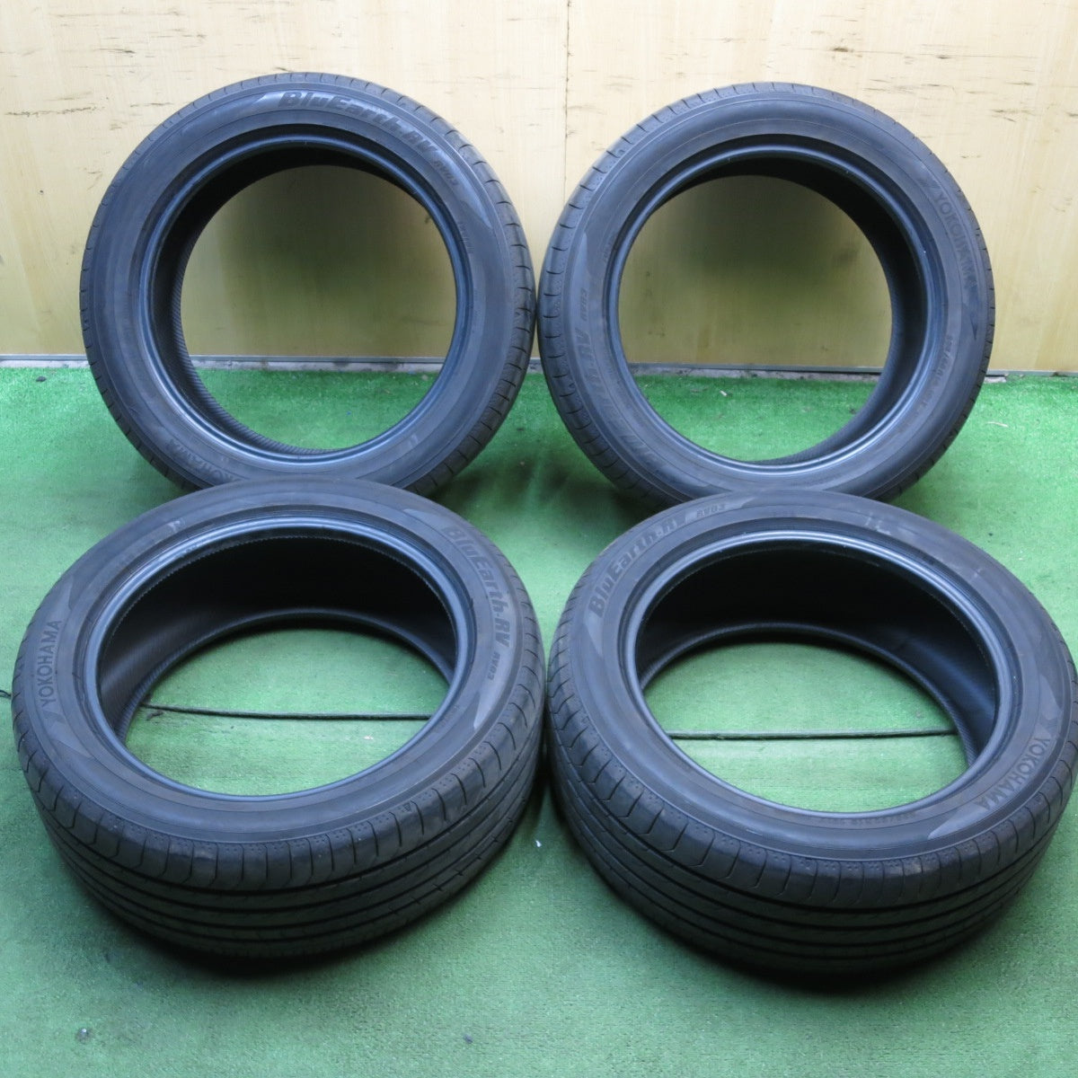 *送料無料* バリ溝！22年！9.5分★235/50R18 ヨコハマ BluEarth-RV RV03 タイヤ 18インチ アルファード ヴェルファイア 等★4022202KKノタ