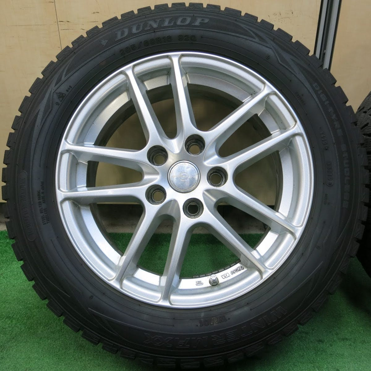 [送料無料]バリ溝！19年！9.5分★スタッドレス 205/60R16 ダンロップ ウインターマックス WM01 ENERGY LiNE エナジーライン 16インチ PCD114.3/5H★3071704イス