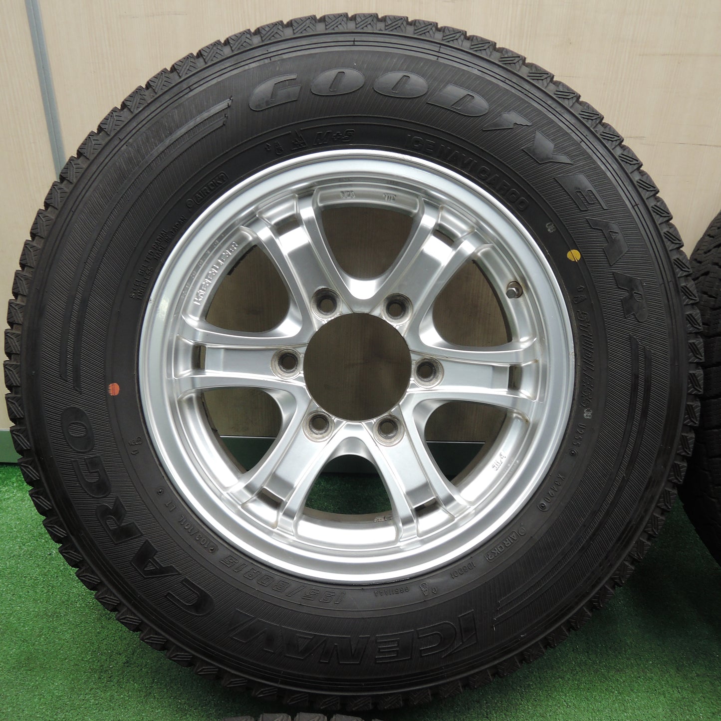 *送料無料*バリ溝！20年！キレイ！9.5分★ハイエース等 KEELER 195/80R15 スタッドレス グッドイヤー アイスナビ CARGO キーラー 15インチ PCD139.7/6H★3121307TNス