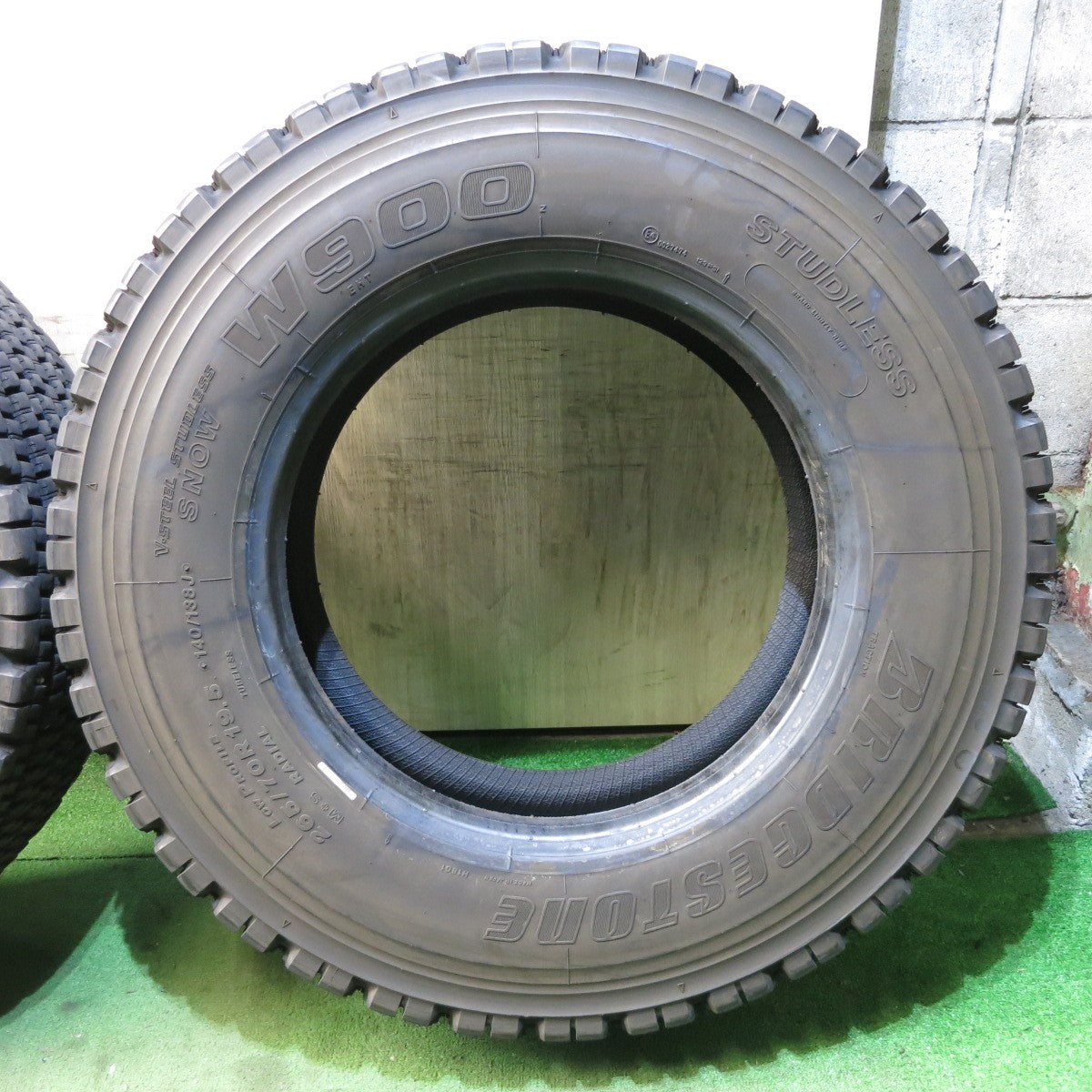 *送料無料* バリ溝！22年！9分★トラック タイヤ 265/70R19.5 140/138J スタッドレス ブリヂストン W900 19.5インチ★4021408クスタ