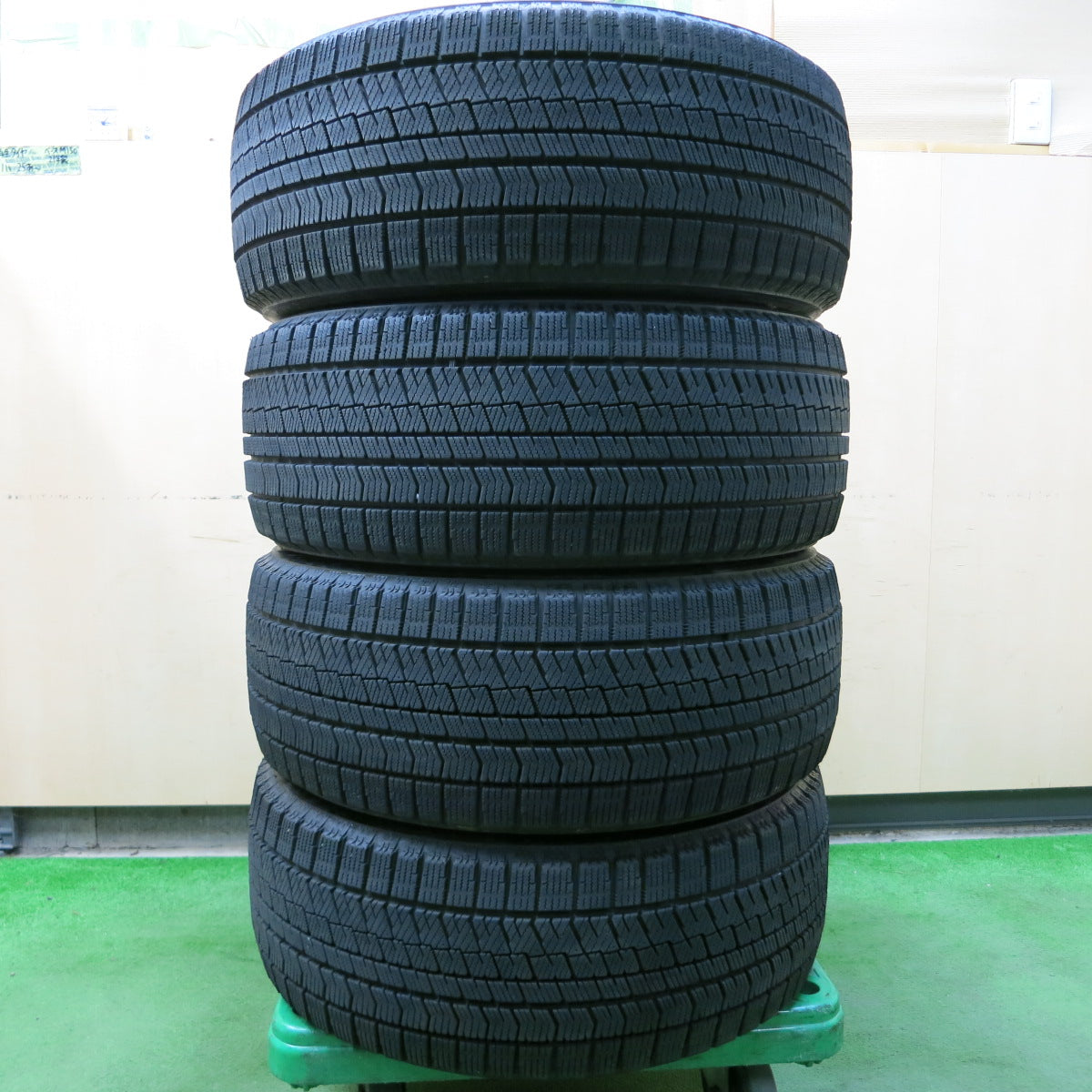 *送料無料*バリ溝！19年！9.5分★スタッドレス 225/50R17 ブリヂストン ブリザック VRX2 タイヤ 17インチ マークX アコード レガシィ等★3102106イスタ