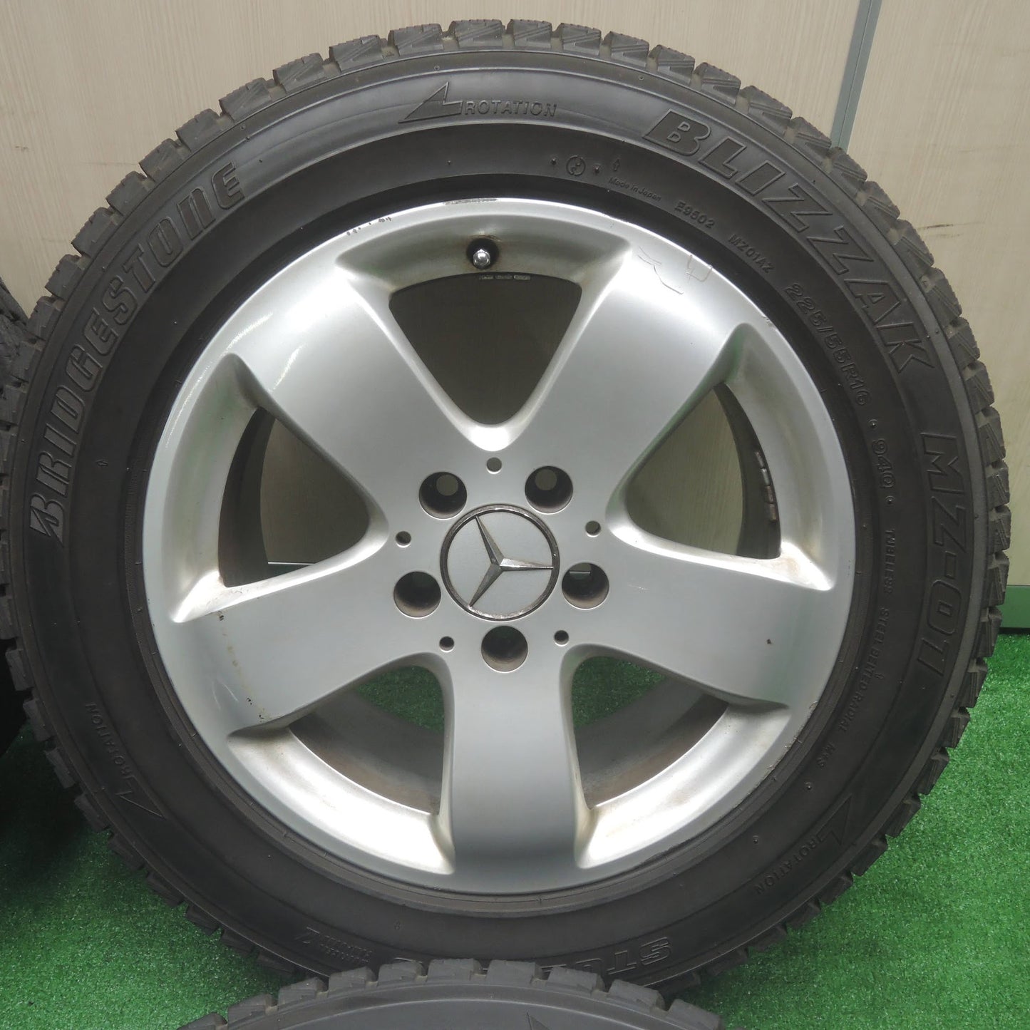 [送料無料]バリ溝！9分★ベンツ Eクラス W211 純正 225/55R16 スタッドレス ブリヂストン ブリザック MZ-01 16インチ PCD112/5H★3090604SYス