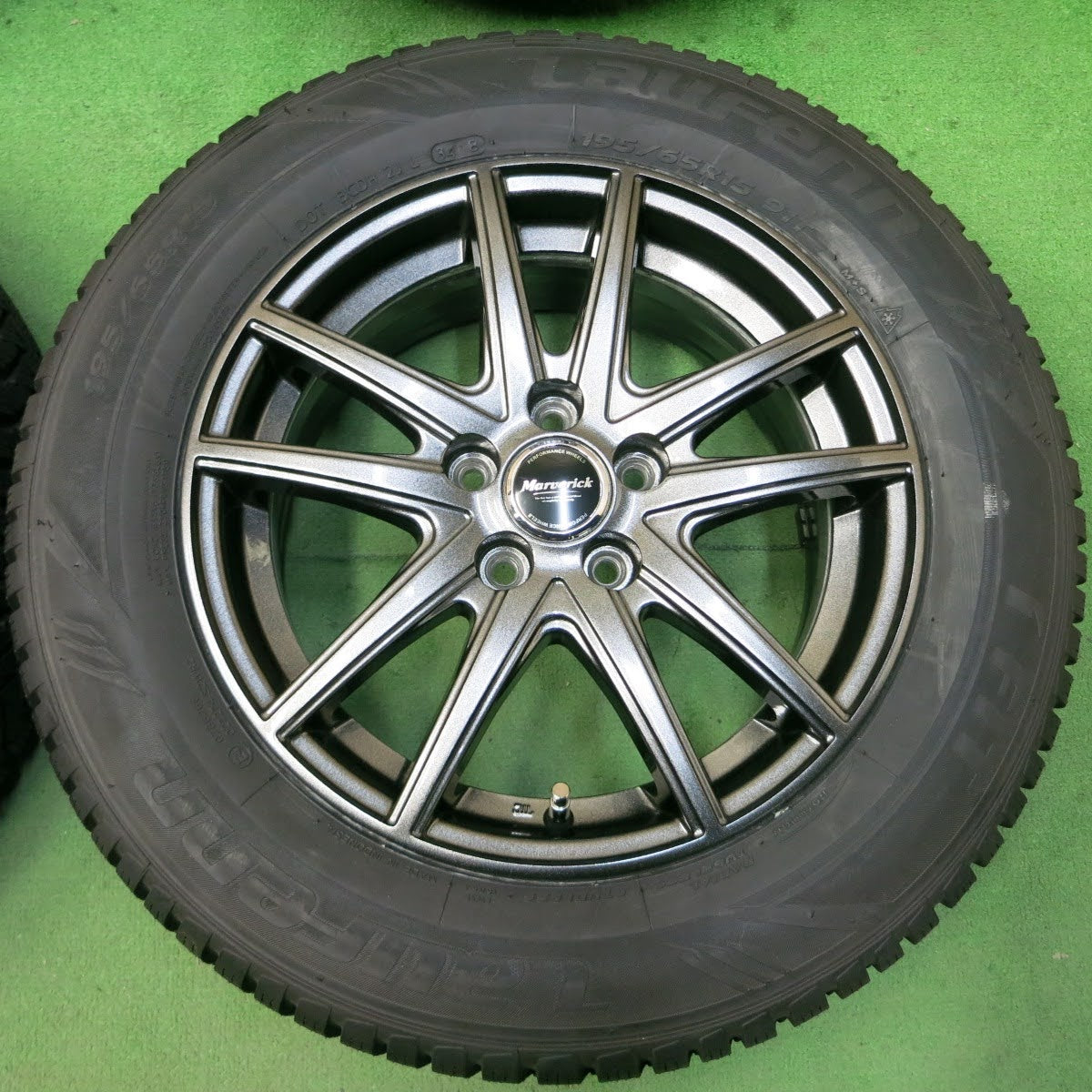 [送料無料]タイヤほぼ未使用！キレイ★プリウス 等 195/65R15 スタッドレス ラウフェン i FIT Marverick 15インチ PCD100/5H★3071510イス