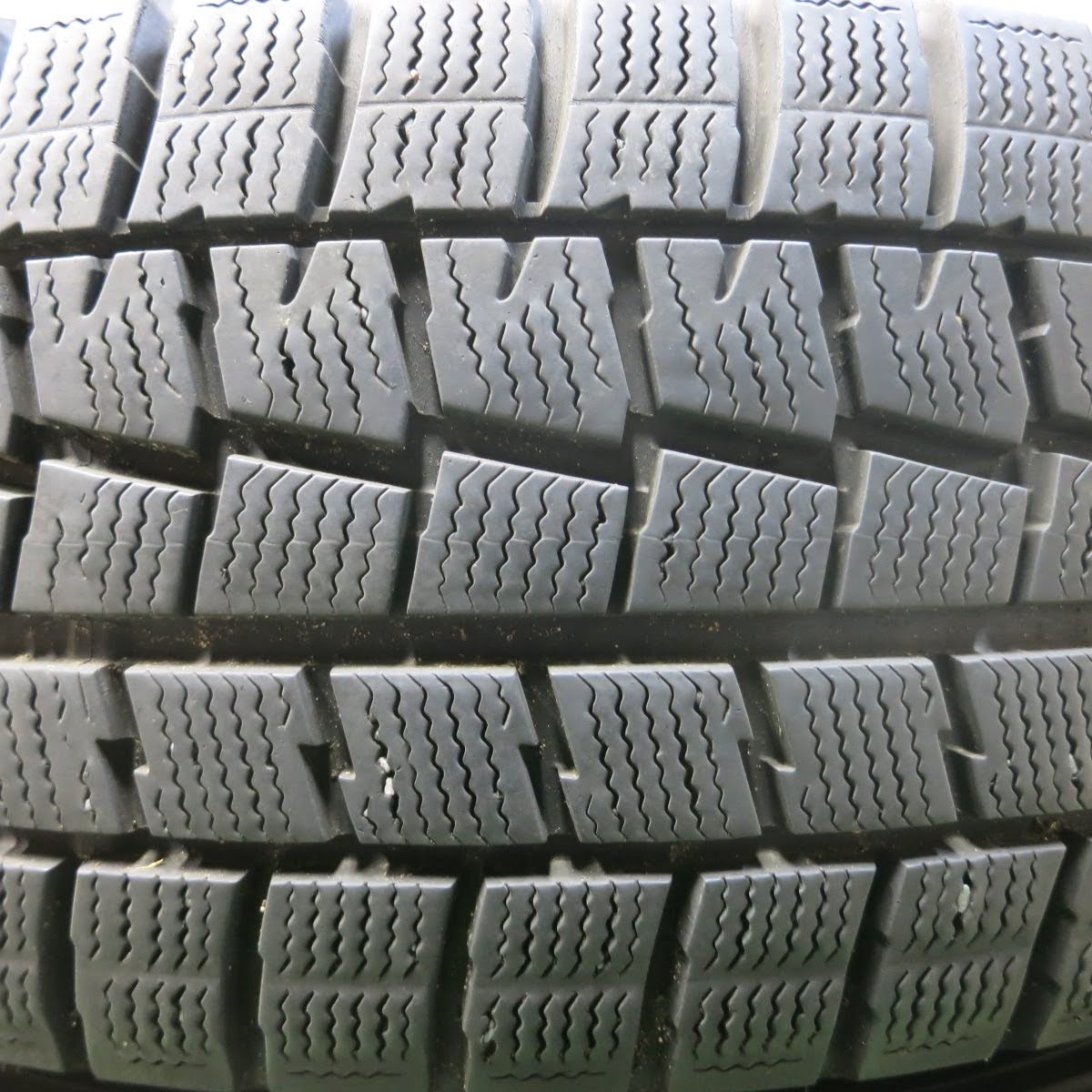 [送料無料]バリ溝！9分★スタッドレス 215/60R16 ダンロップ ウインターマックス WM01 CEREBRO セレブロ 16インチ PCD114.3/5H★3071508イス