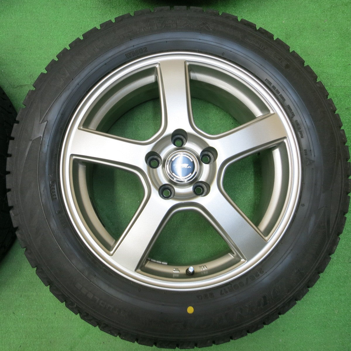 *送料無料* バリ溝！22年！キレイ！9.5分★スタッドレス 225/60R17 ダンロップ ウインターマックス WM02 TOPRUN トップラン 17インチ PCD114.3/5H★4022005イス