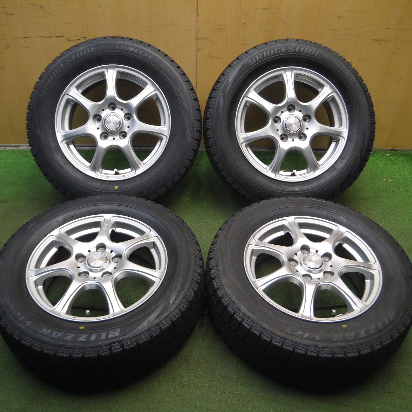 *送料無料*バリ溝！キレイ！ほぼ10分★スタッドレス 195/65R15 ブリヂストン ブリザック VRX Esprine 15インチ PCD114.3/5H★4010516Hス