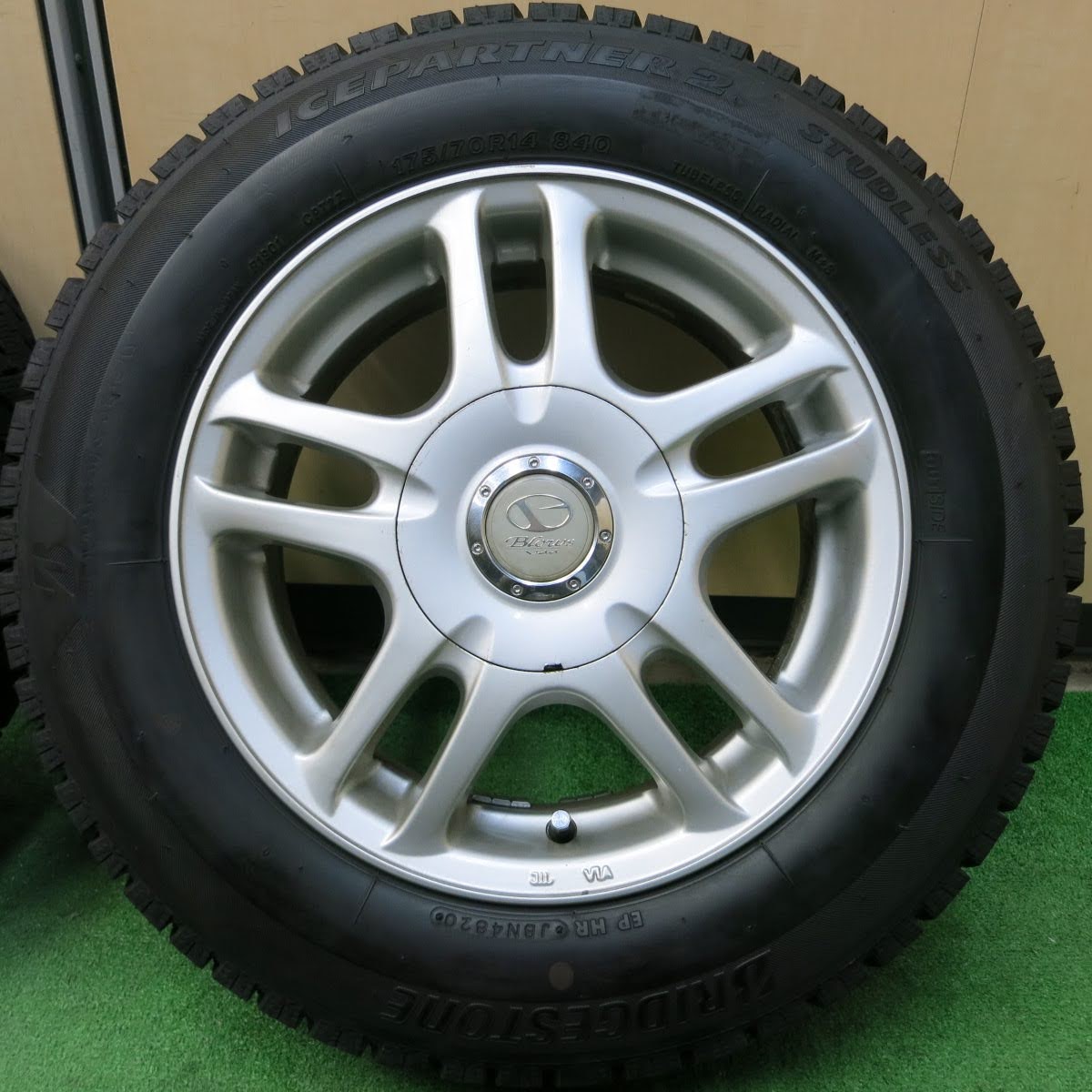 [送料無料]バリ溝！20年！ほぼ10分★スタッドレス 175/70R14 ブリヂストン アイスパートナー2 Blows Valet 14インチ PCD100 114.3/5H マルチ★3070704イス