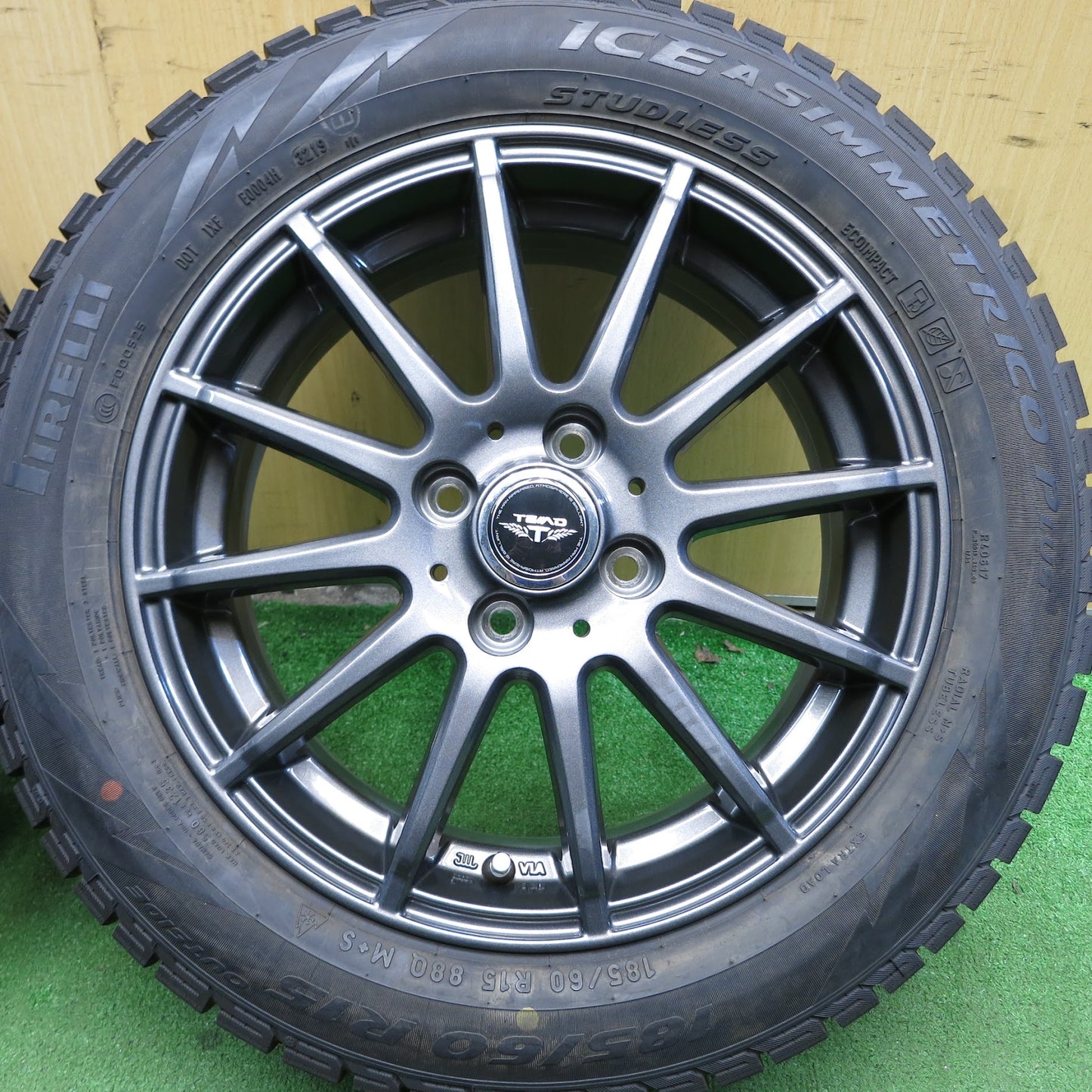 [送料無料]バリ溝！19年！キレイ！9.5分以上★スタッドレス 185/60R15 ピレリ アイスアシンメトリコ プラス TEAD テッド 15インチ PCD100/4H★3062308Hス