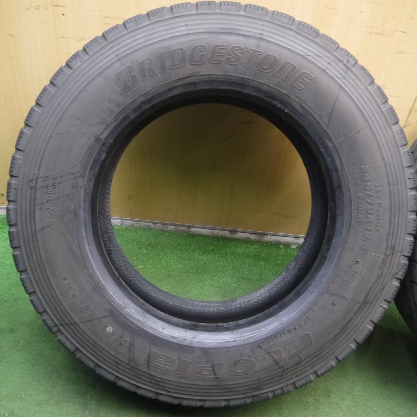 *送料無料* 2本価格！23年★トラック タイヤ 245/70R19.5 136/134J ブリヂストン エコピア M801Ⅱ ミックス 19.5インチ★4022918KKスタ