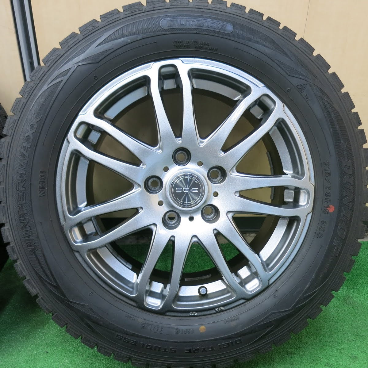 [送料無料]バリ溝！キレイ！9.5分以上★スタッドレス 215/60R16 ダンロップ ウインターマックス WM01 SG-E 社外 アルミ 16インチ PCD114.3/5H★3061903ヒス