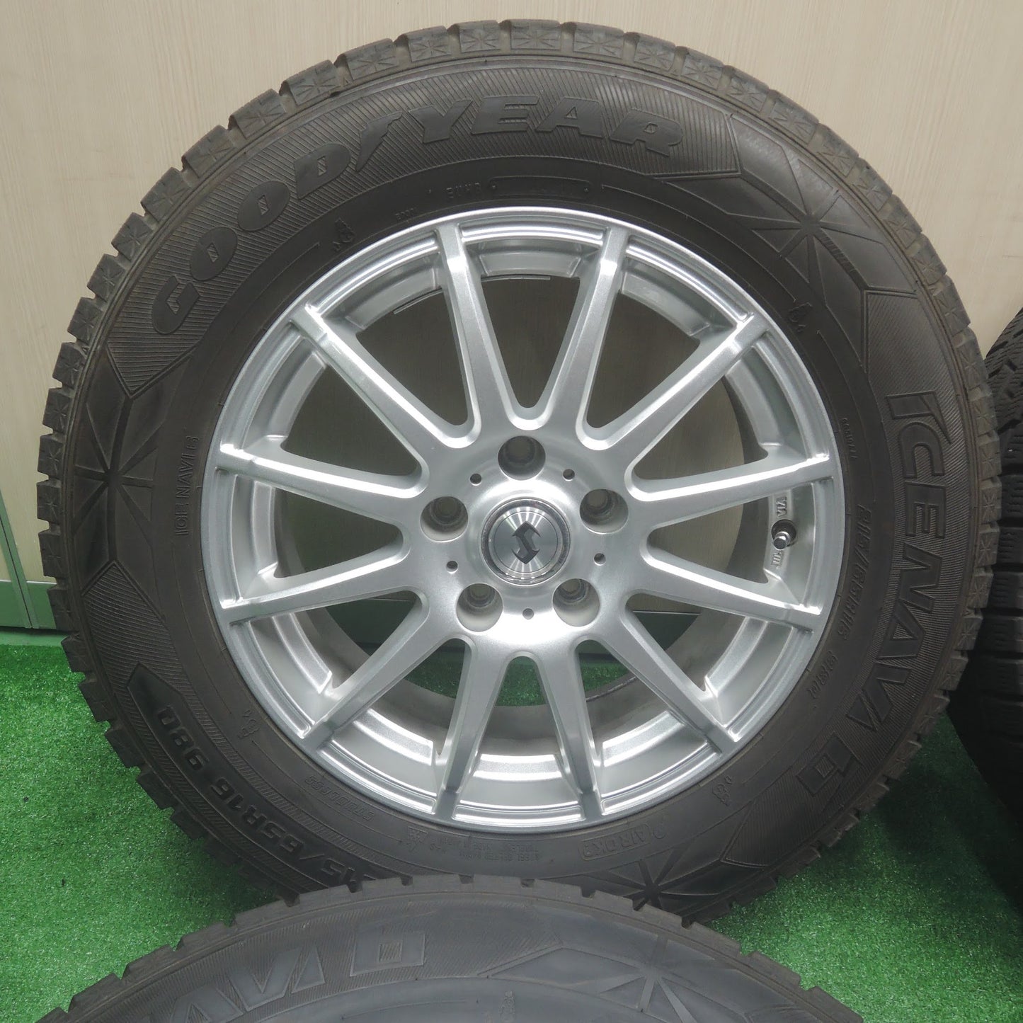 [送料無料]バリ溝！キレイ！9.5分★スタッドレス 215/65R16 グッドイヤー アイスナビ6 weds ウェッズ 16インチ PCD114.3/5H★3091203SYス