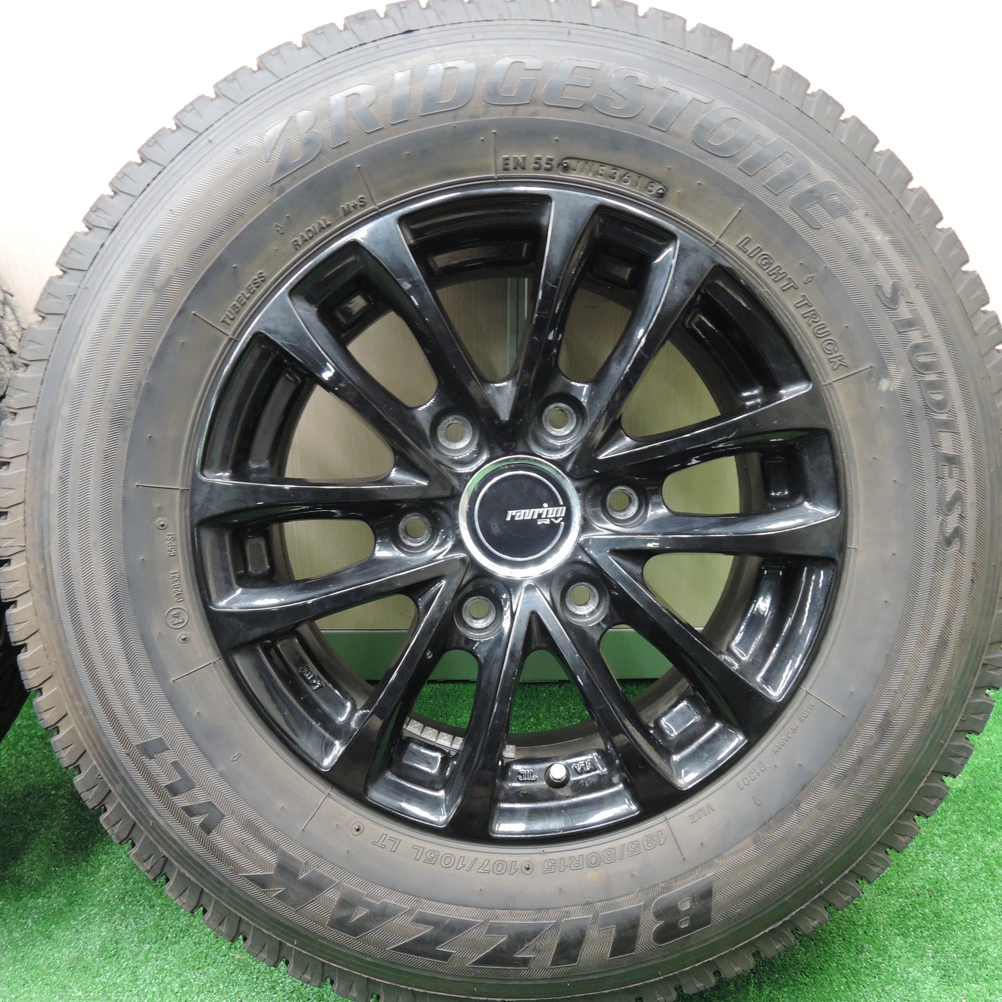 *送料無料*バリ溝！9.5分★ハイエース 等 195/80R15 スタッドレス ブリヂストン ブリザック VL1 ravrion RV ラブリオン PCD139.7/6H★3121613HAス