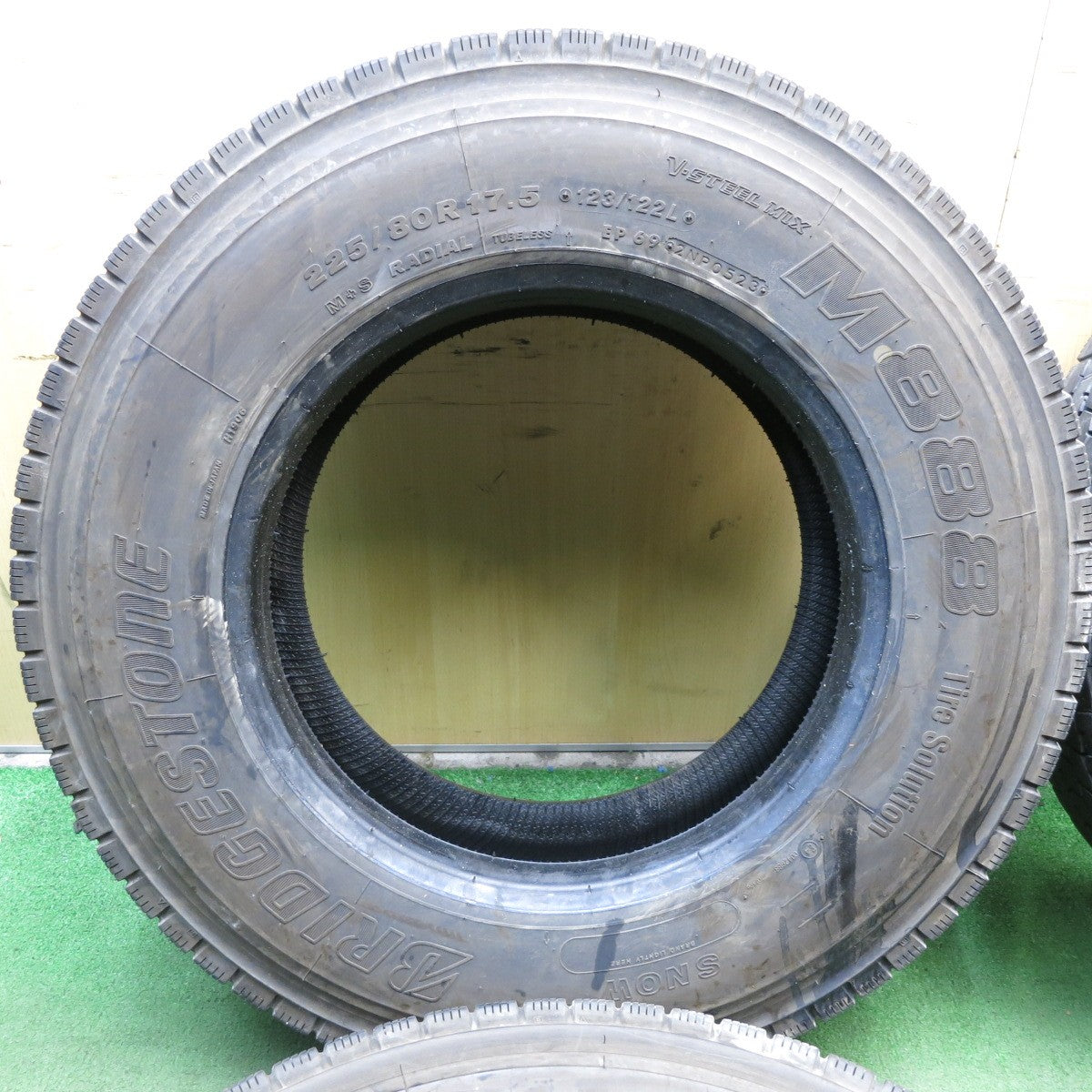 *送料無料* バリ溝！23年！9.5分★トラック タイヤ 225/80R17.5 123/122L ブリヂストン M888 ミックス オールシーズン  17.5インチ★4022212クスタ