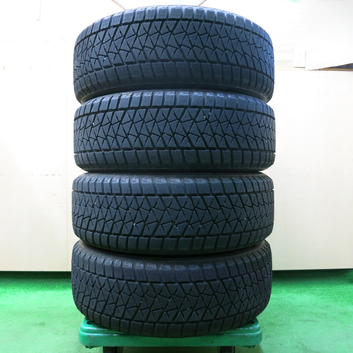 *送料無料* センサー付！バリ溝！キレイ！9分★レクサス RX450h 純正 235/55R20 スタッドレス ブリヂストン ブリザック DM-V2 PCD114.3/5H★4022607イス