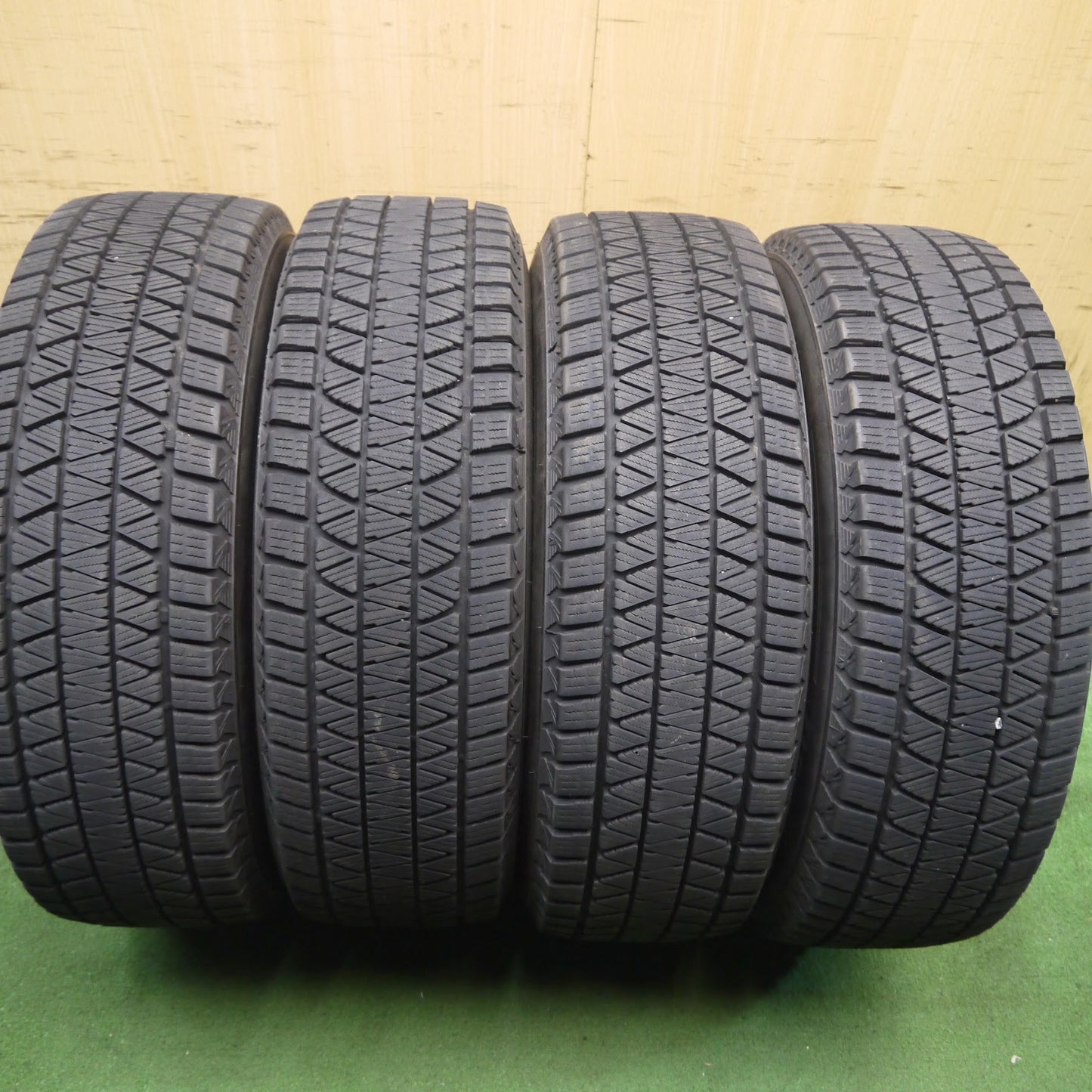 [送料無料]バリ溝！20年！9分★スタッドレス 215/70R16 ブリヂストン ブリザック DM-V3 タイヤ 16インチ ハリアー デリカ D:5 アウトランダー 等★3061704クスタ