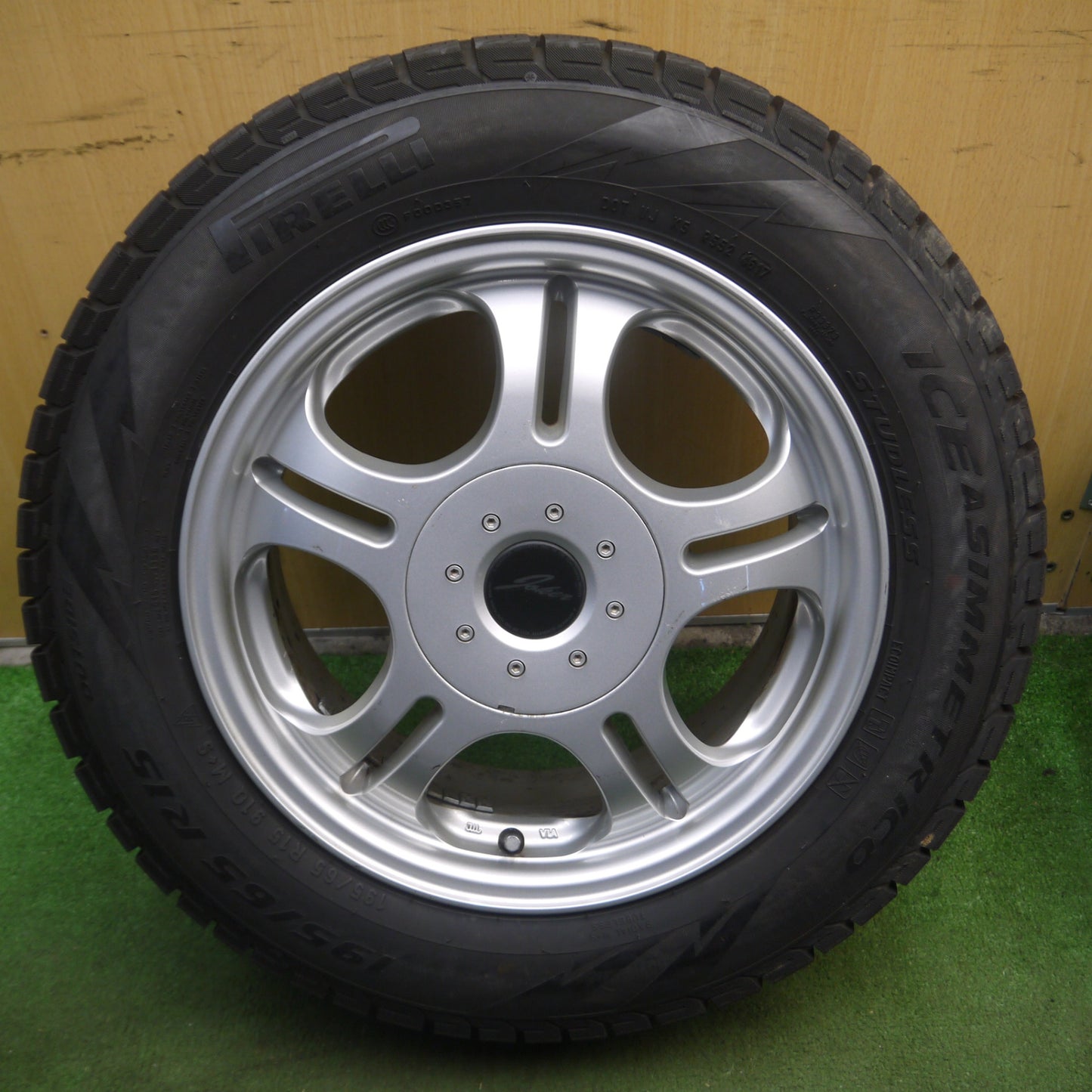 *送料無料* バリ溝！9.5分以上★スタッドレス 195/65R15 ピレリ アイスアシンメトリコ JOKER ジョーカー 15インチ PCD114.3/4H 5H マルチ★4021003ナス