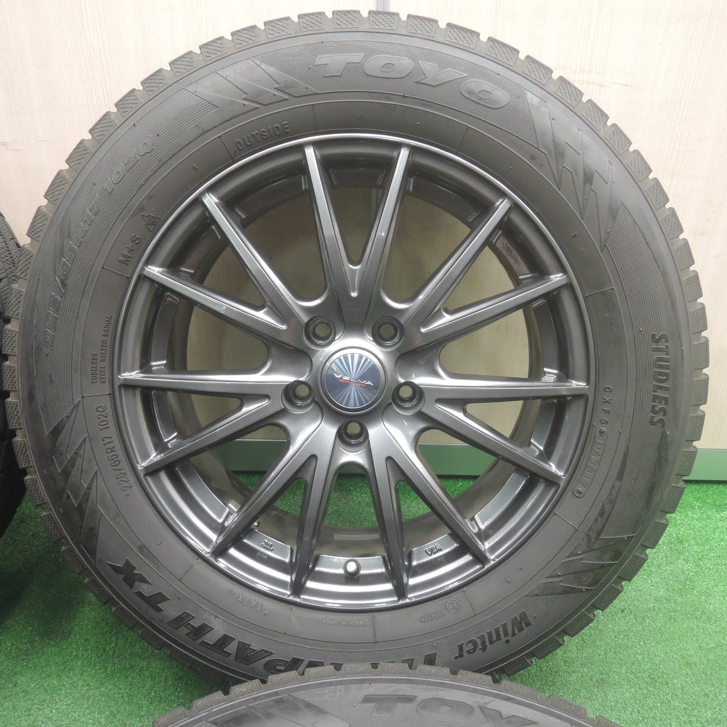 [送料無料]バリ溝！キレイ！9.5分★スタッドレス 225/65R17 トーヨー ウインタートランパス TX VELVA SPORT ヴェルヴァ 17インチ PCD114.3/5H★3110702SYス